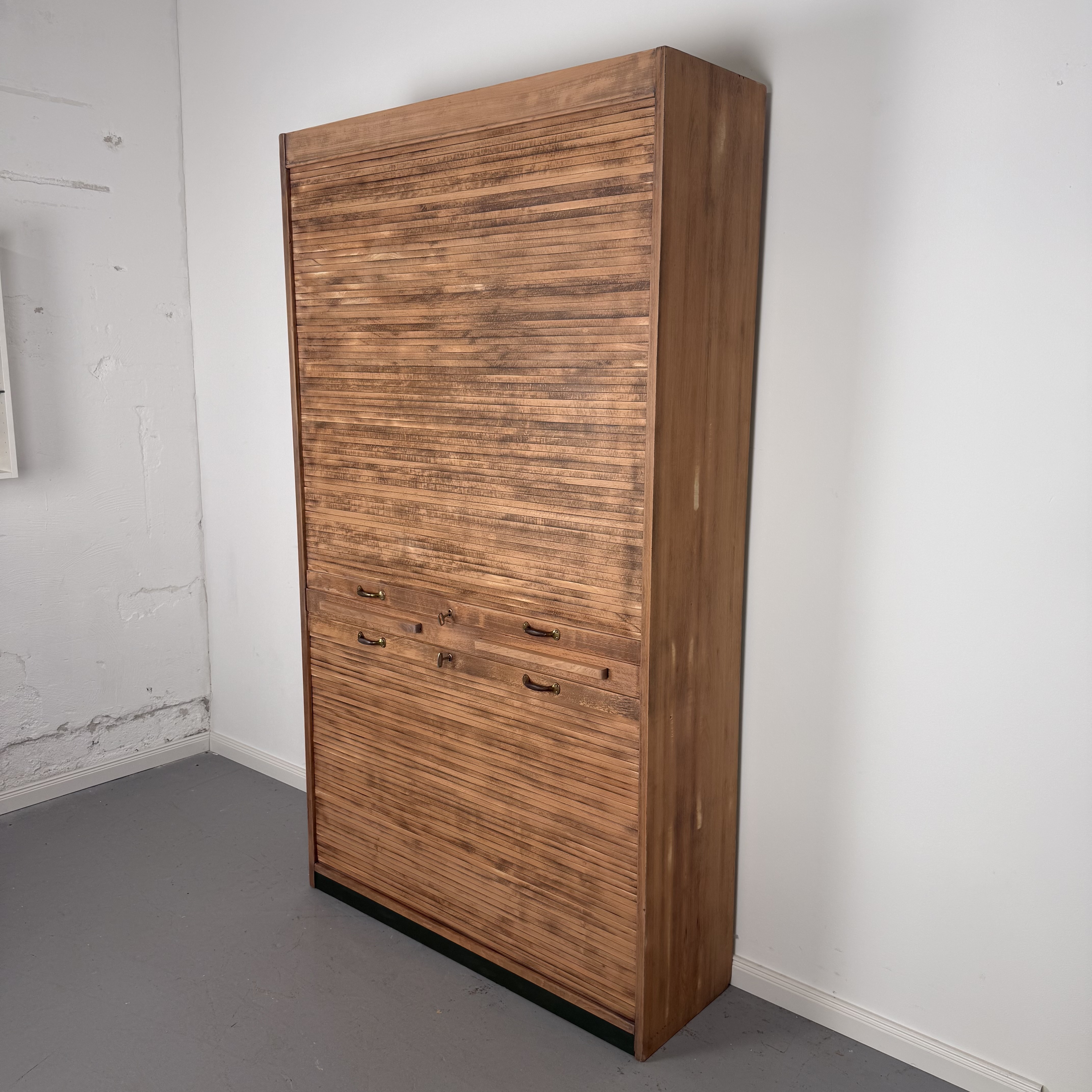 Großzügiger Rolladenschrank aus rustikaler Eiche