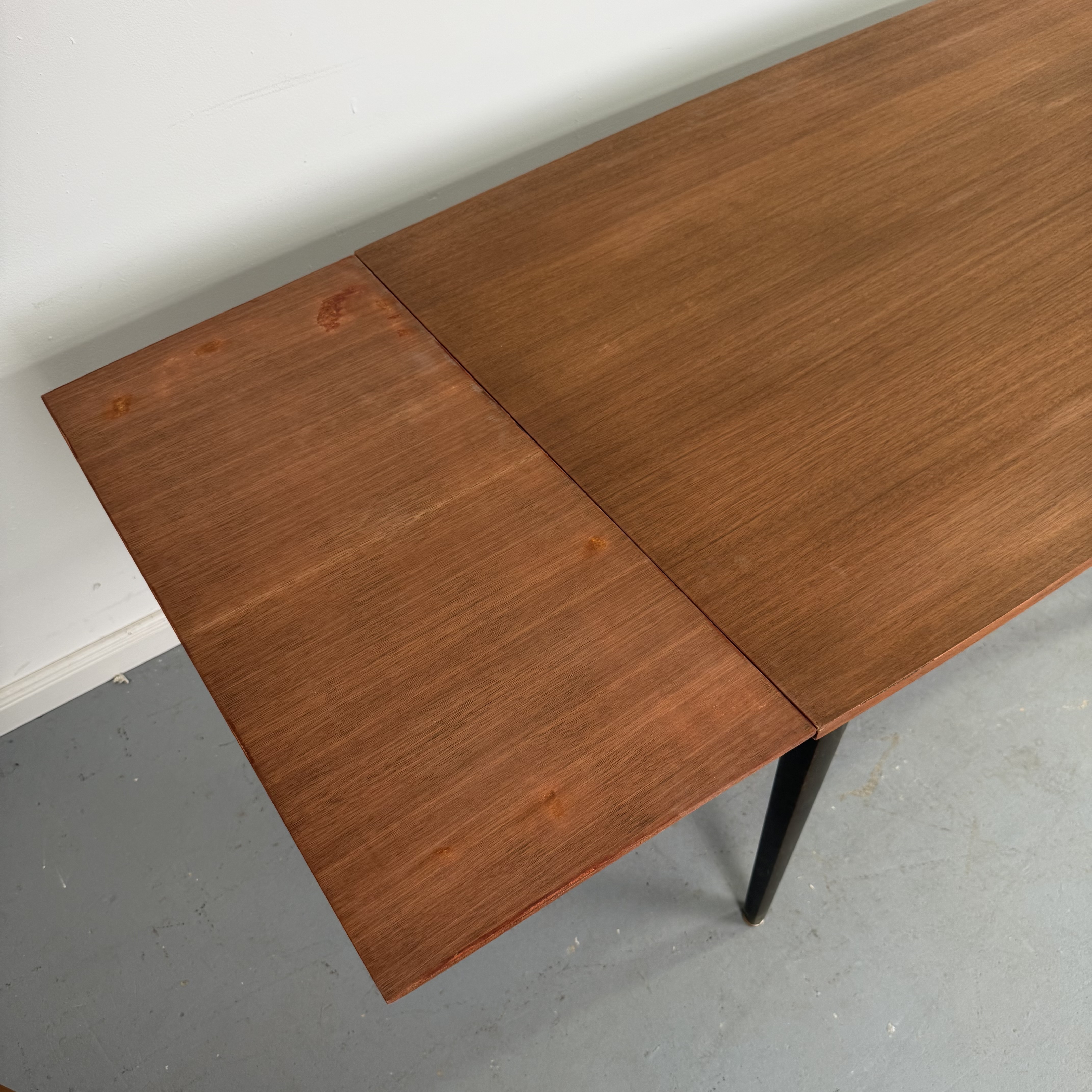 schicker dunkler 60er Jahre Tisch