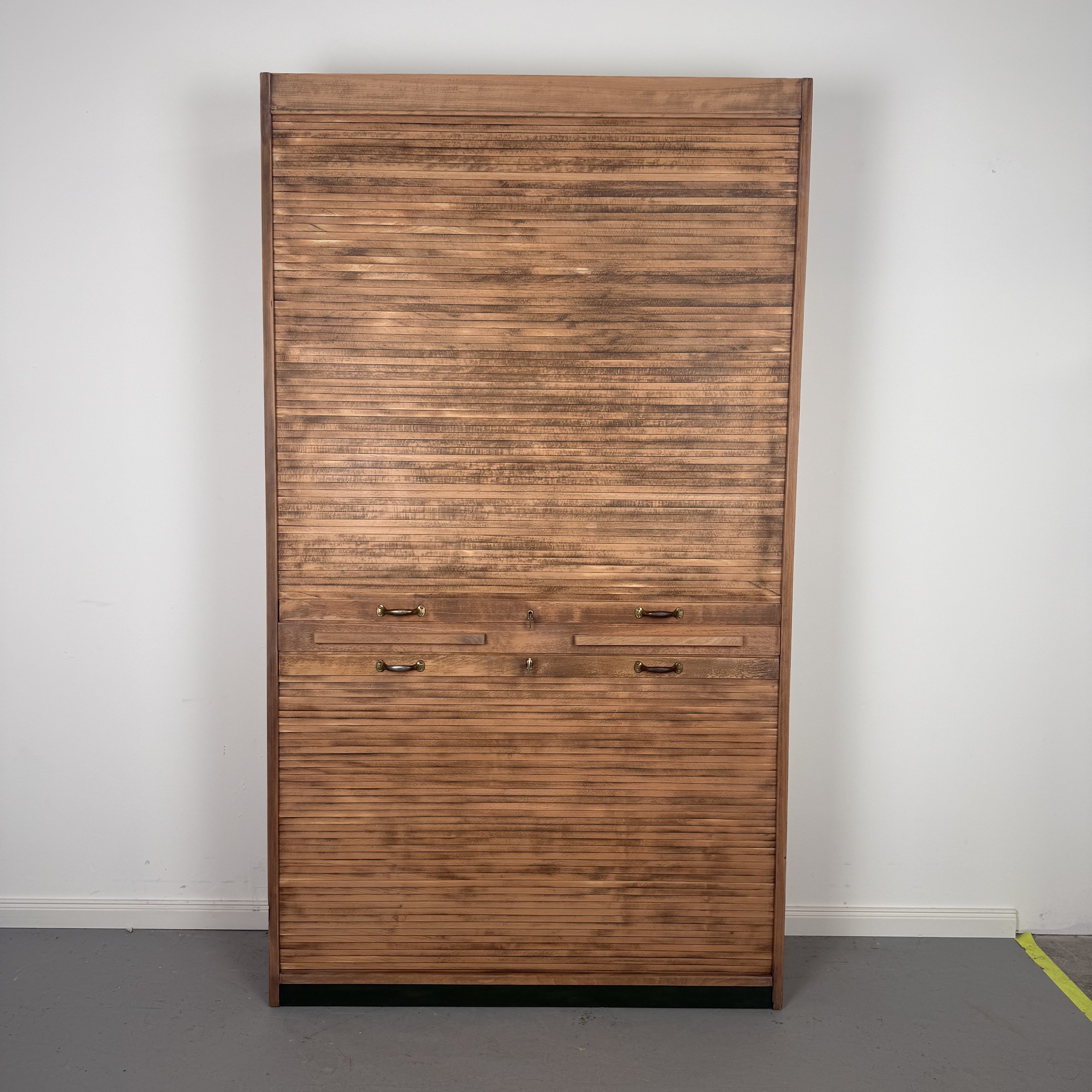 Großzügiger Rolladenschrank aus rustikaler Eiche