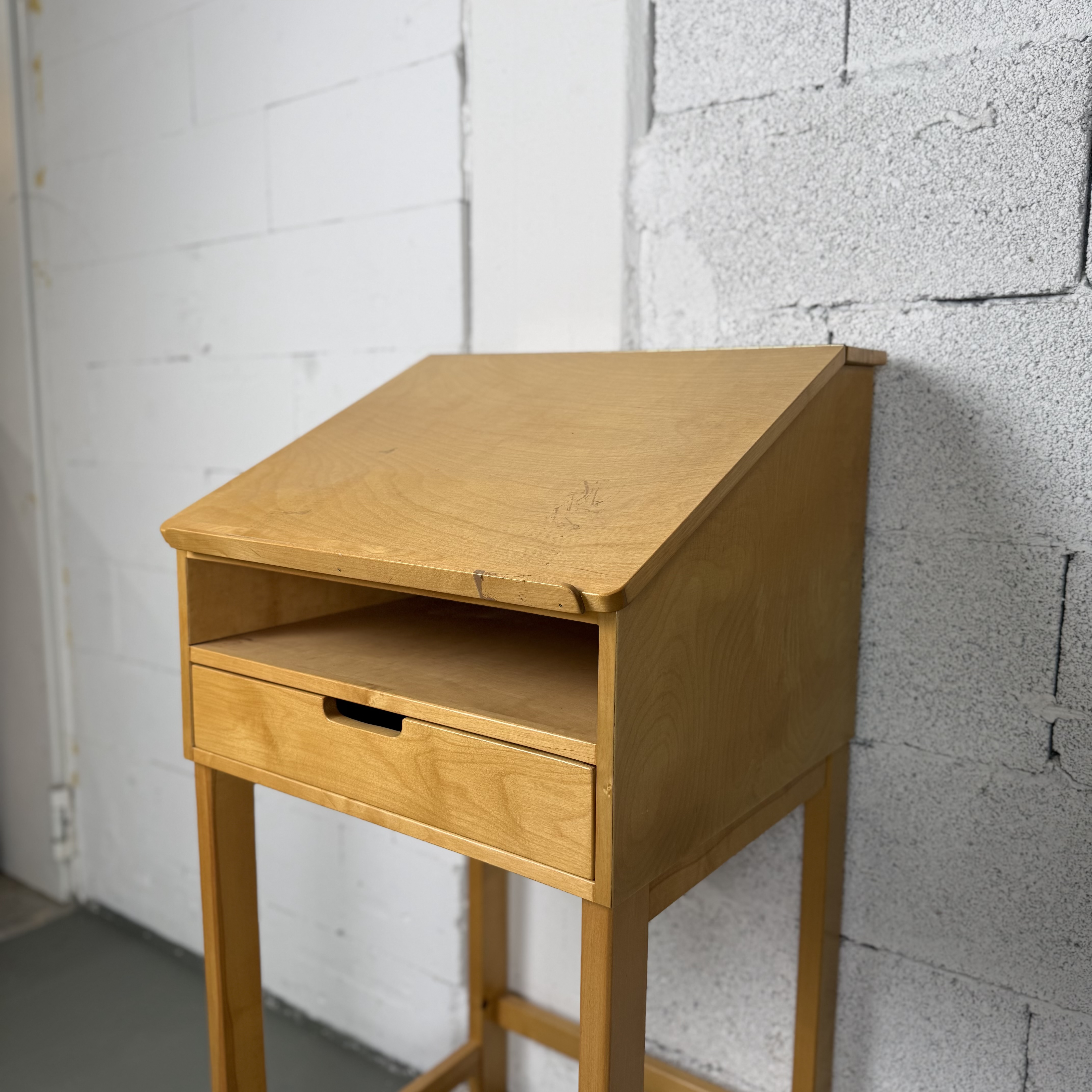 Schlichtes Stehpult aus Buche