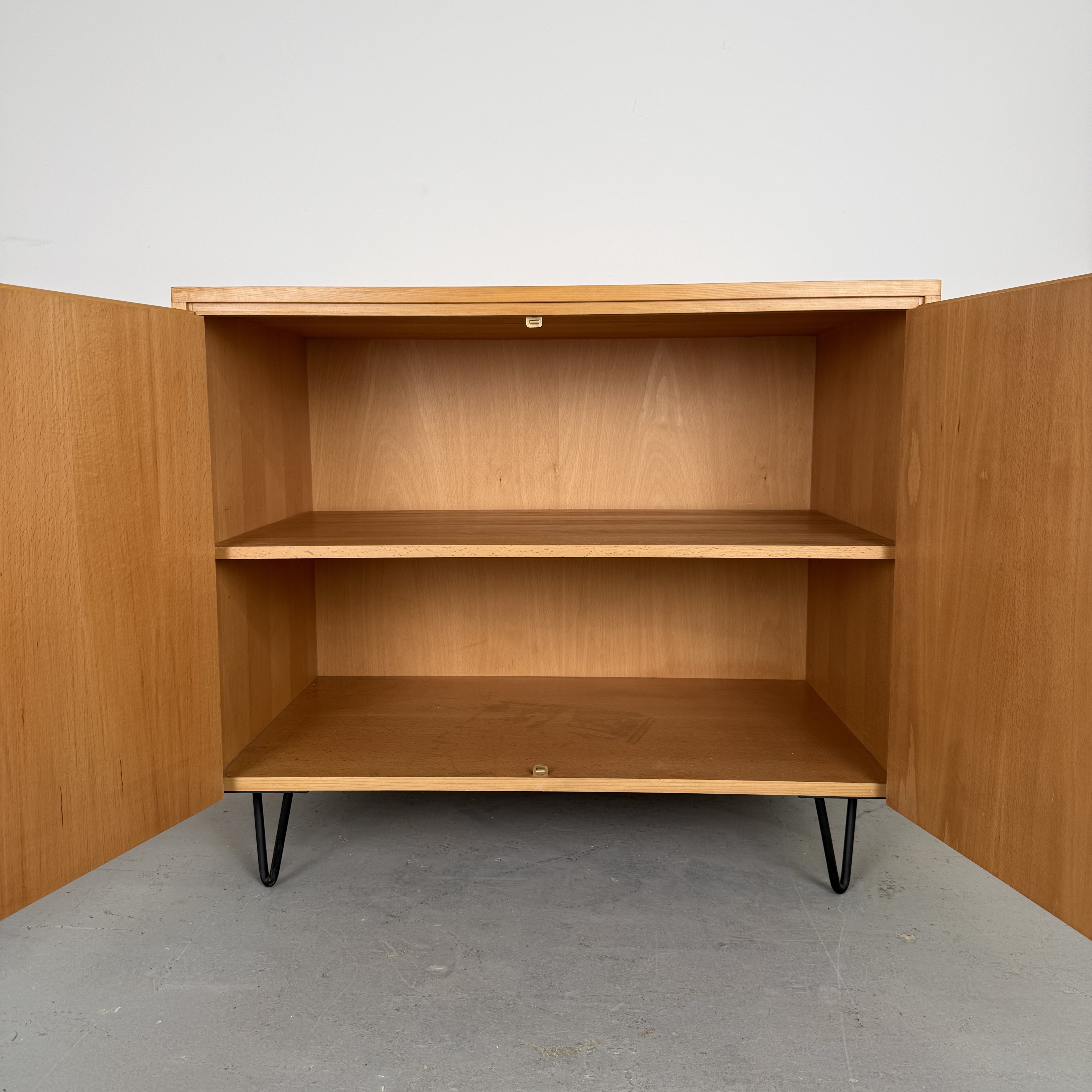 Süße 60er Jahre Kommode auf Hairpin Legs