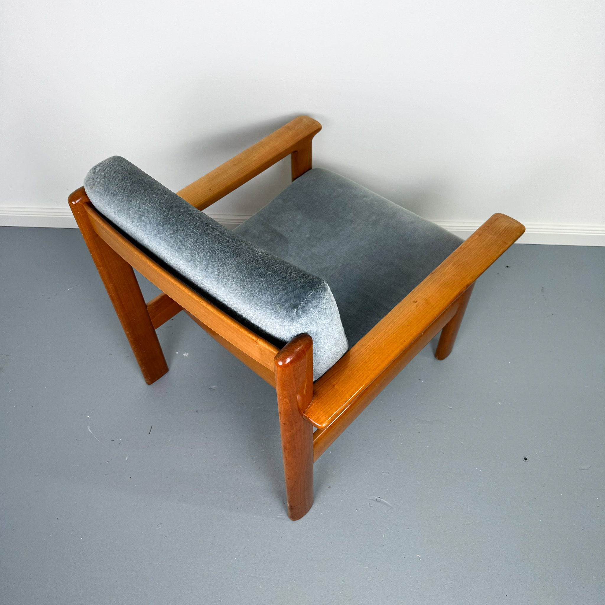 Schöne Mid Century Easy Chairs mit blauem Samtbezug