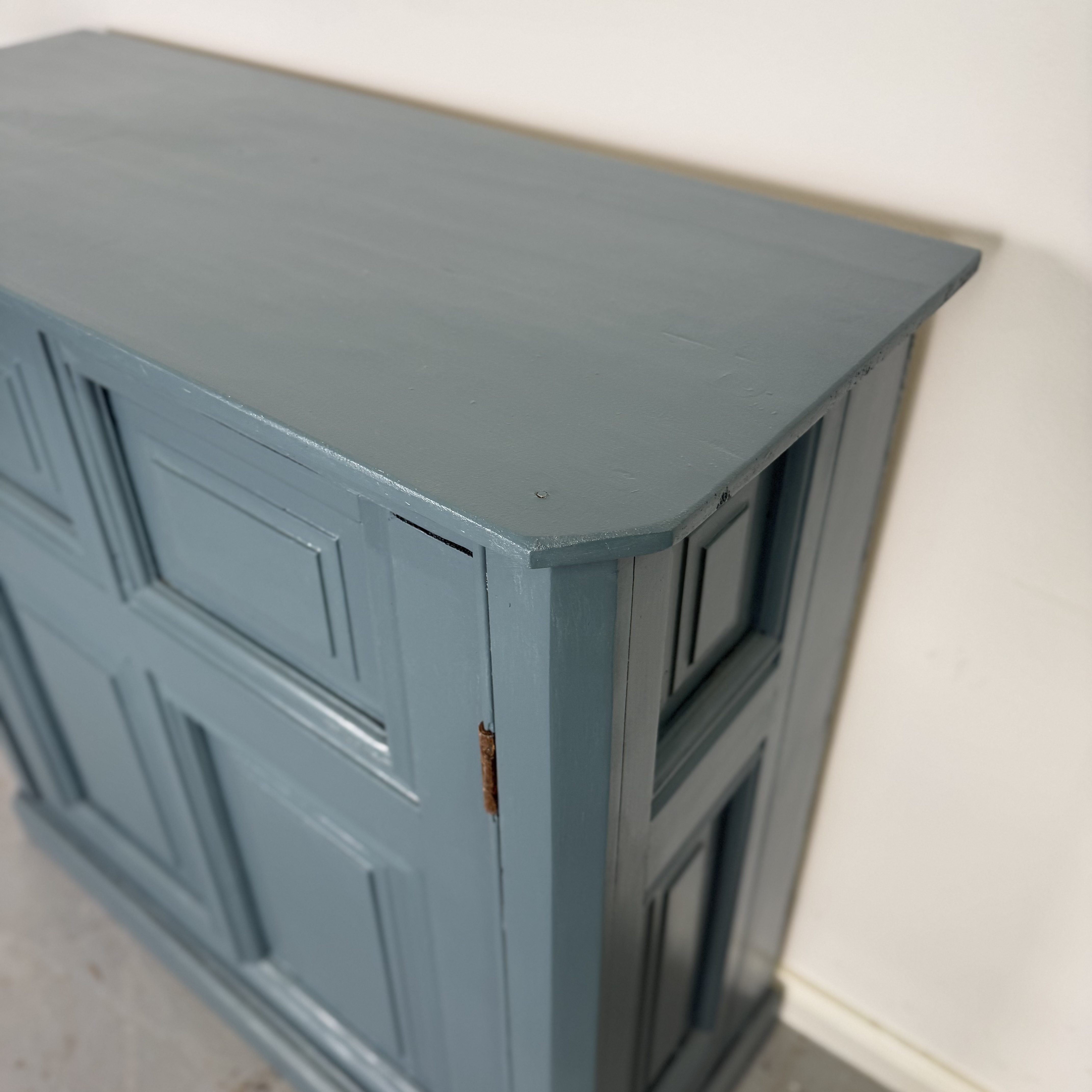 Vollholzschrank in Türkis mit Eichengriff