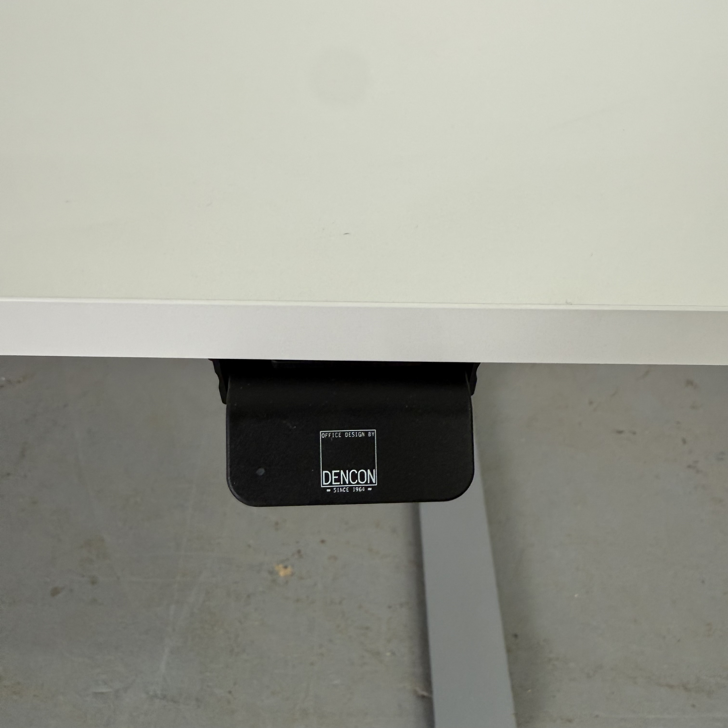 Höhenverstellbarer Schreibtisch Linak DL6 IC mit weißer Platte 160 x 80 cm Höhenverstellbarer Schreibtisch Linak DL6 IC mit weißer Platte 160 x 80 cm