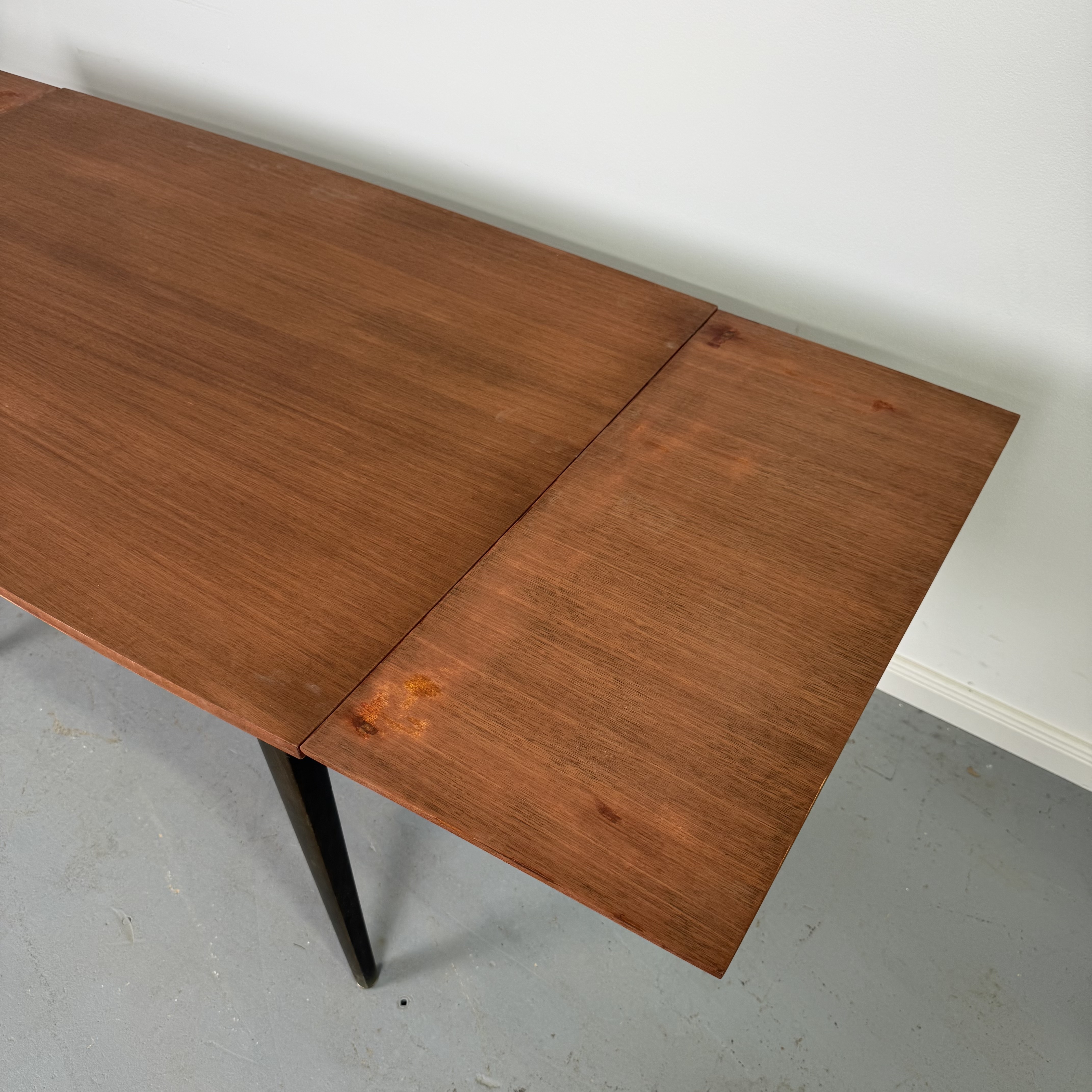 schicker dunkler 60er Jahre Tisch