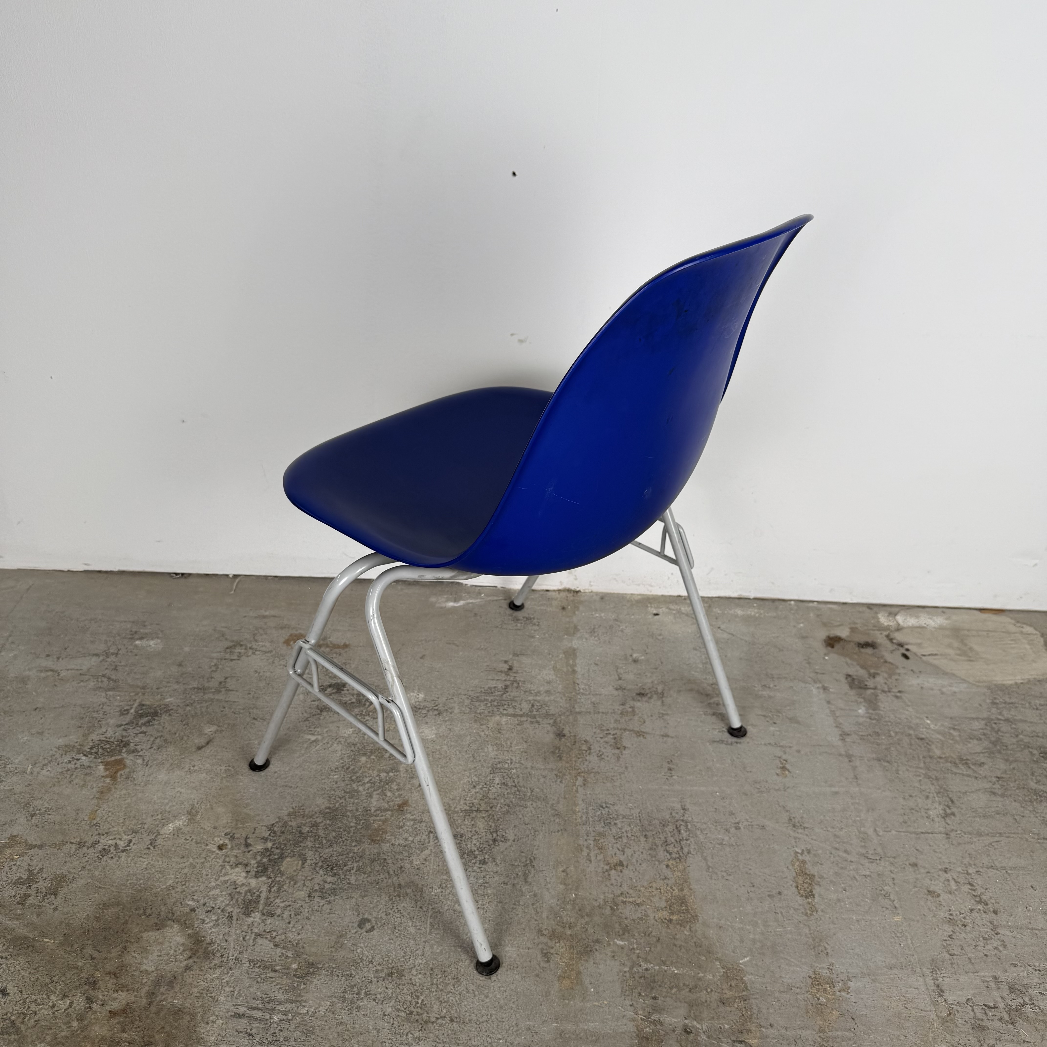 Vitra Außengastrostuhl in Tiefblau – Robust & Stilvoll Vitra Außengastrostuhl in Tiefblau – Robust & Stilvoll