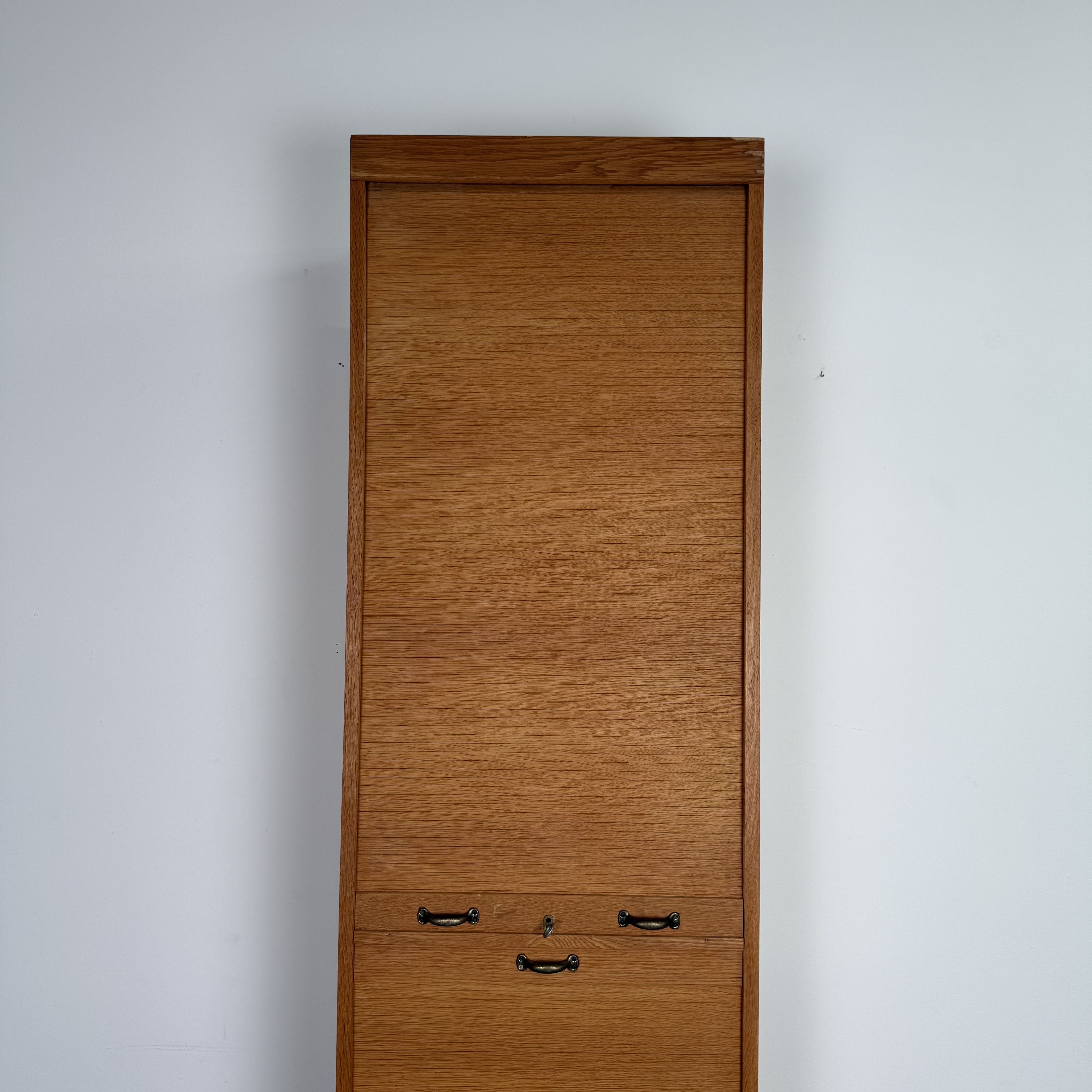 schicker schmaler Rolladenschrank