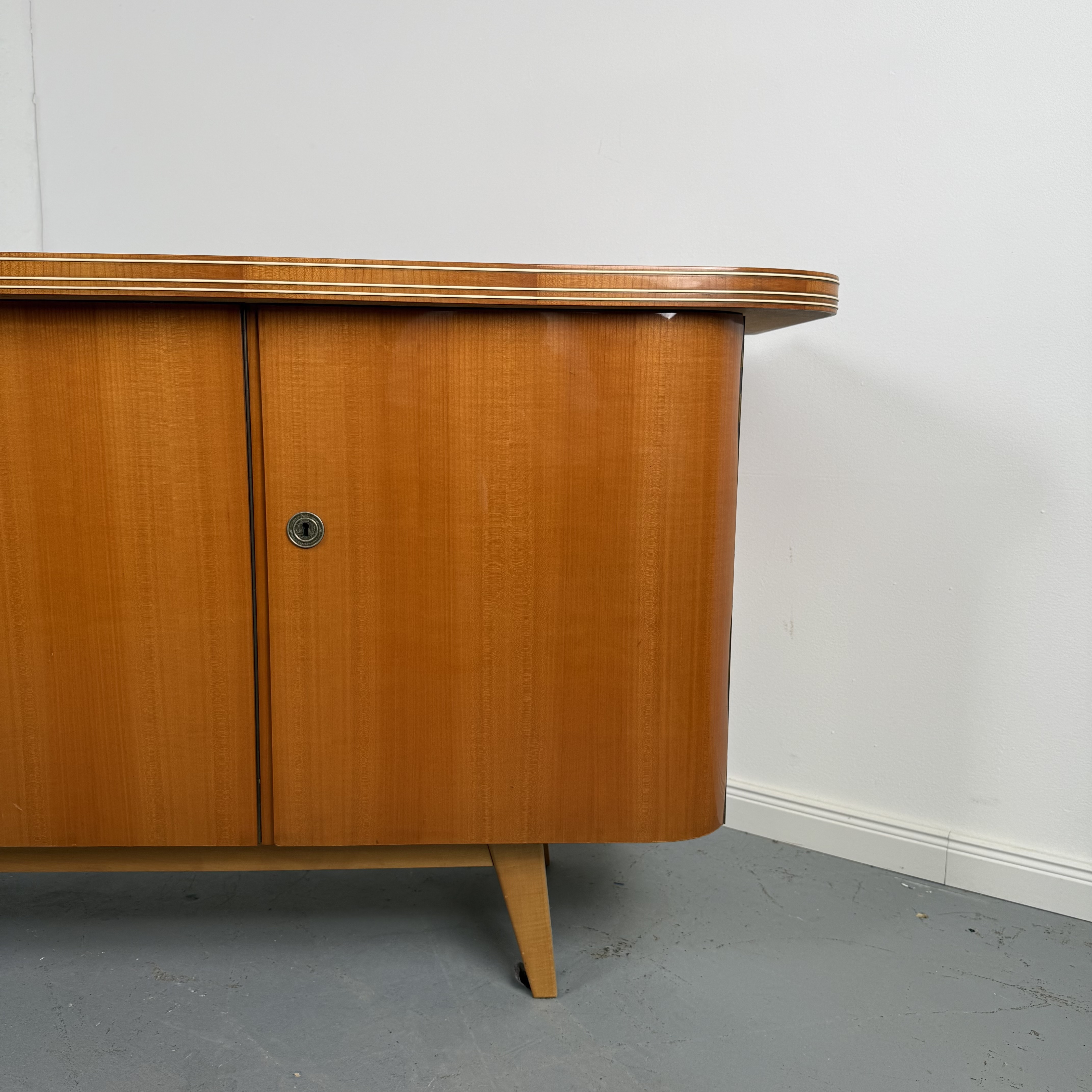Charmantes 50er Jahre Sideboard mit feinen Details Charmantes 50er Jahre Sideboard mit feinen Details