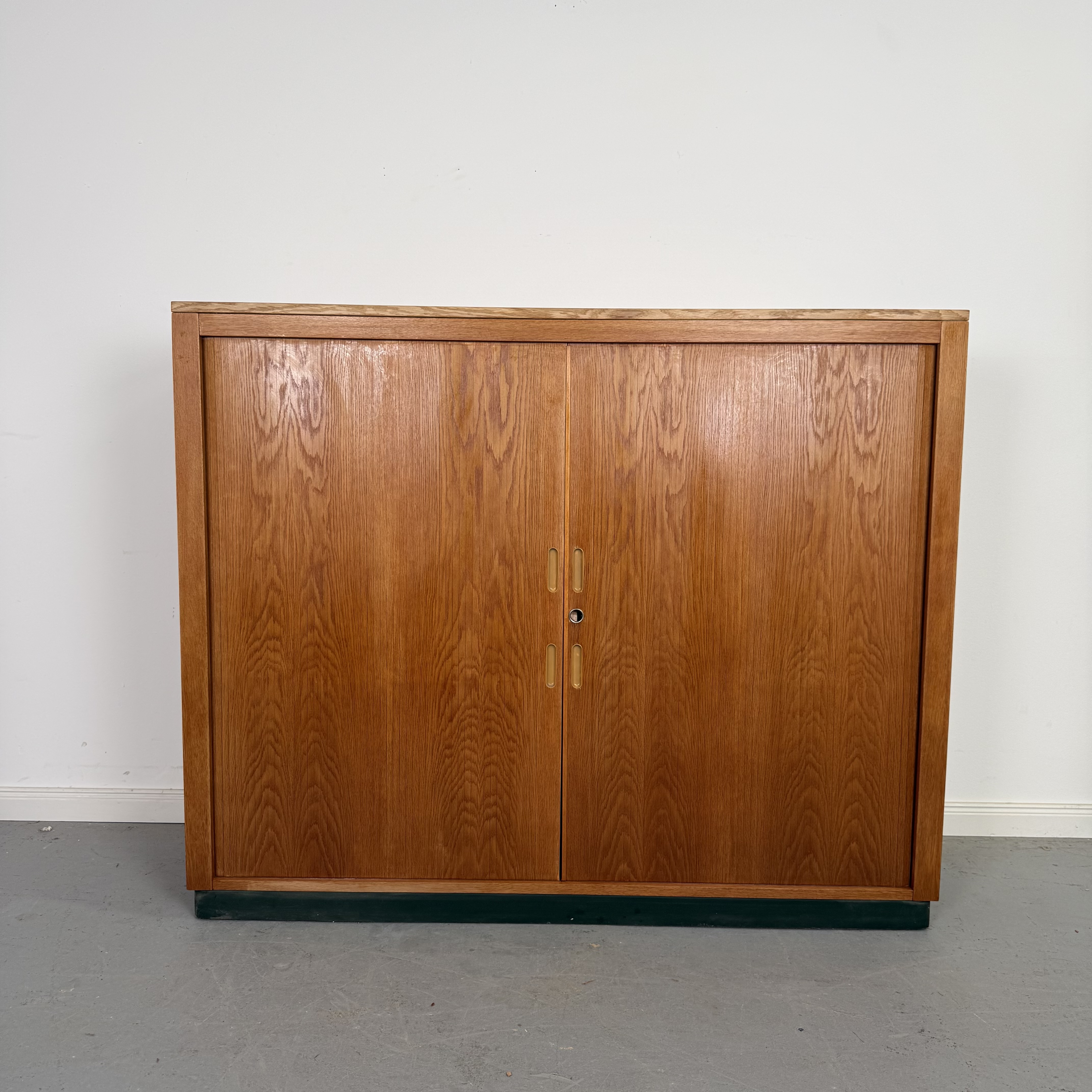 schickes kompaktes Rolladensideboard