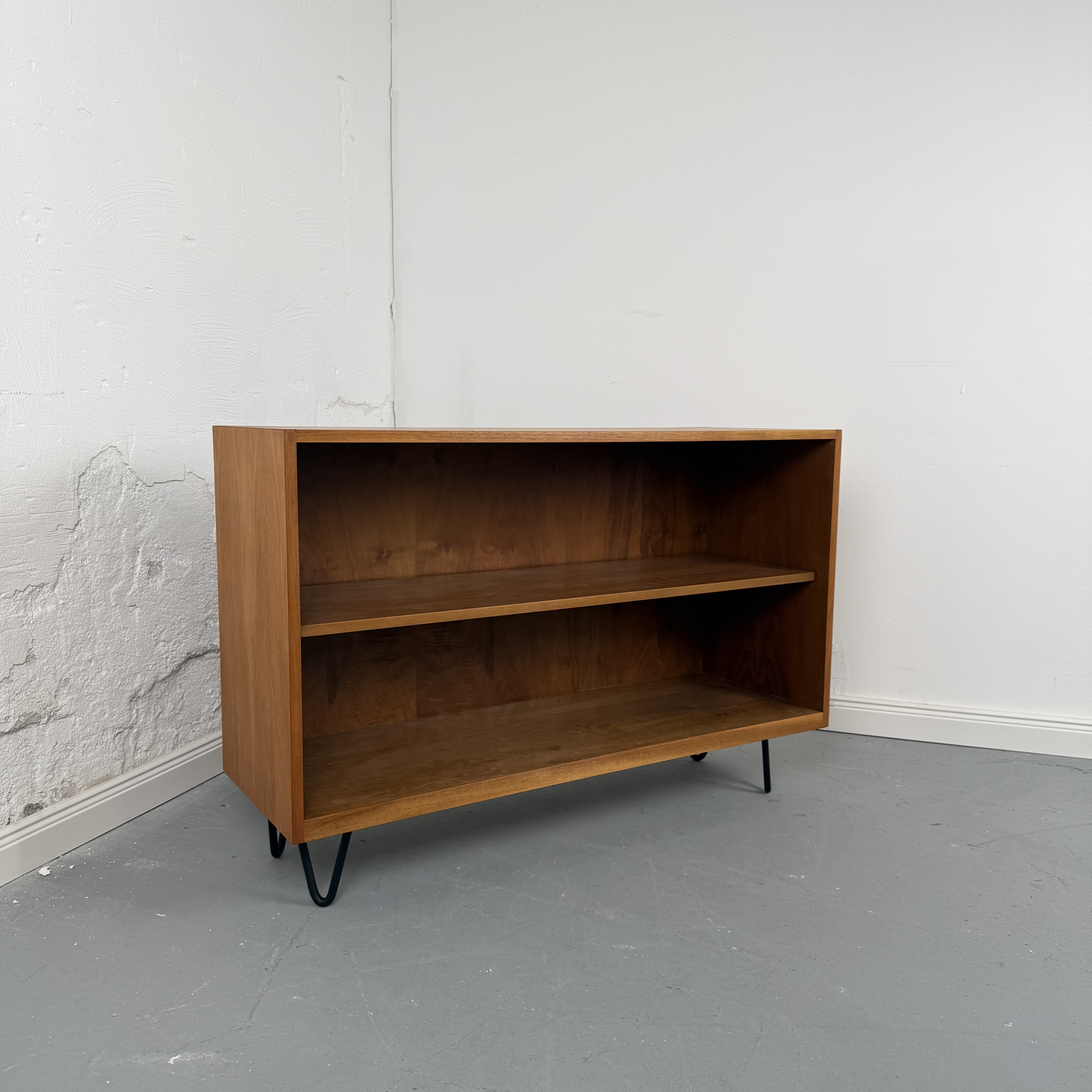 Schlichtes Mid-Century Regal mit Hairpin Legs