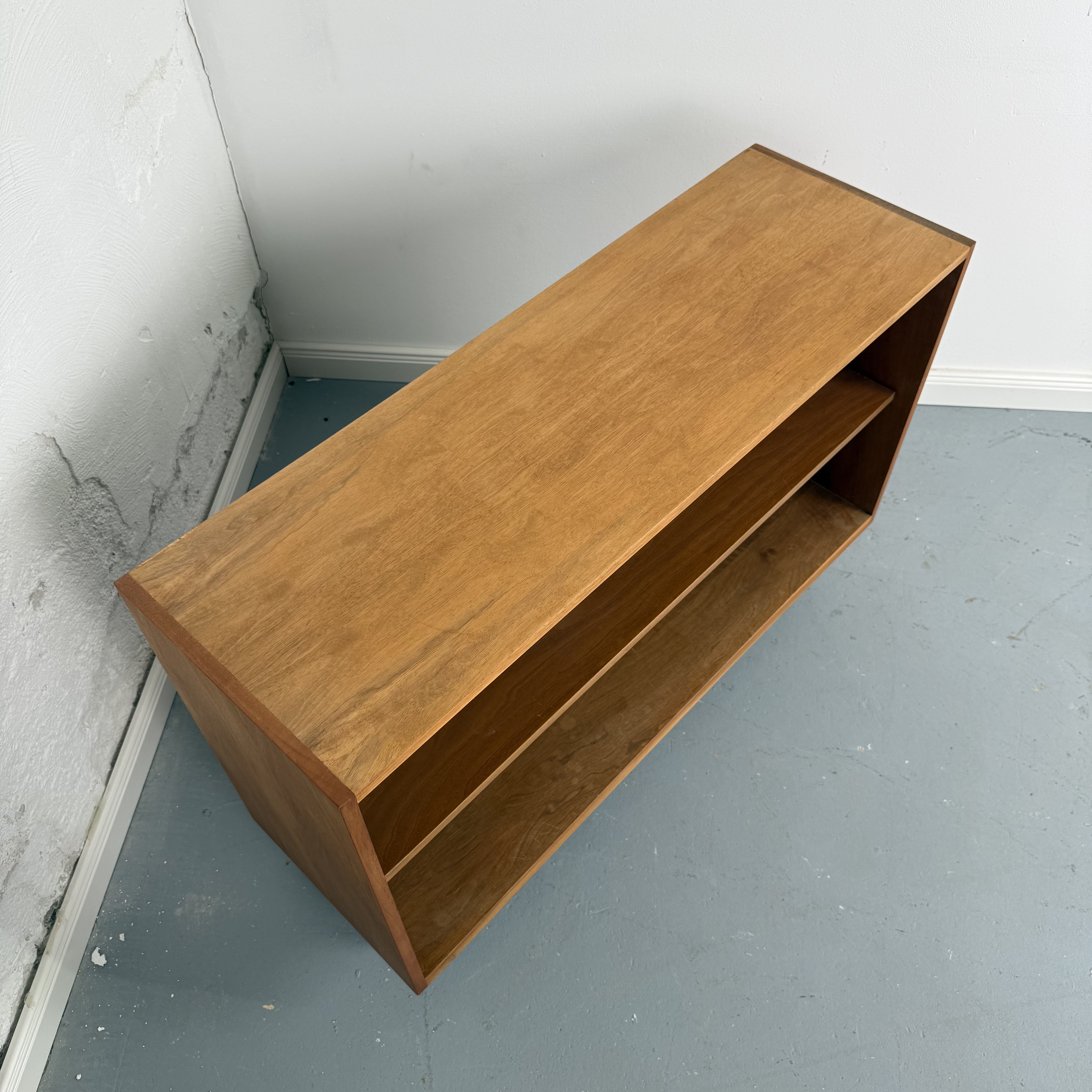 Schlichtes Mid-Century Regal mit Hairpin Legs