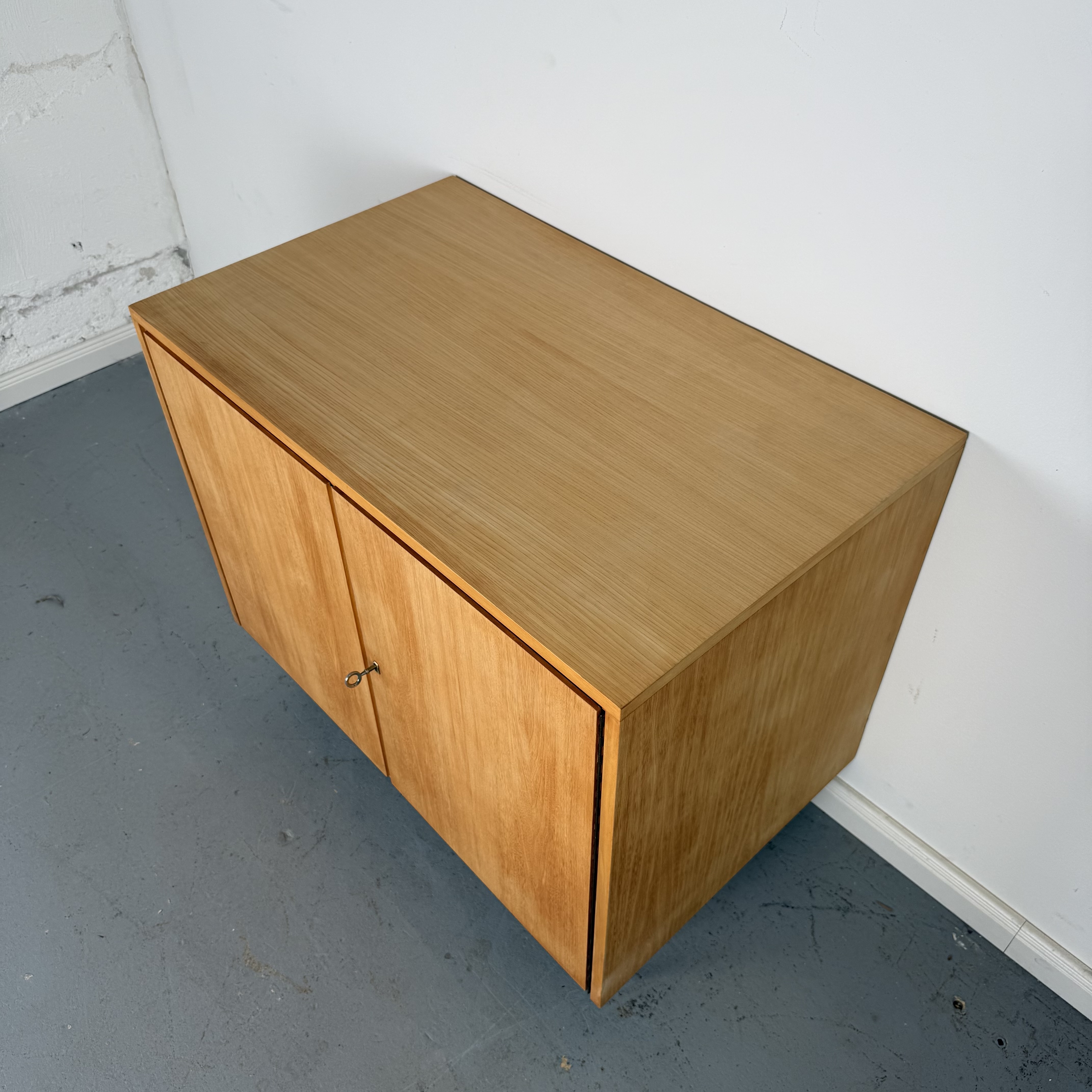 Süße 60er Jahre Kommode auf Hairpin Legs