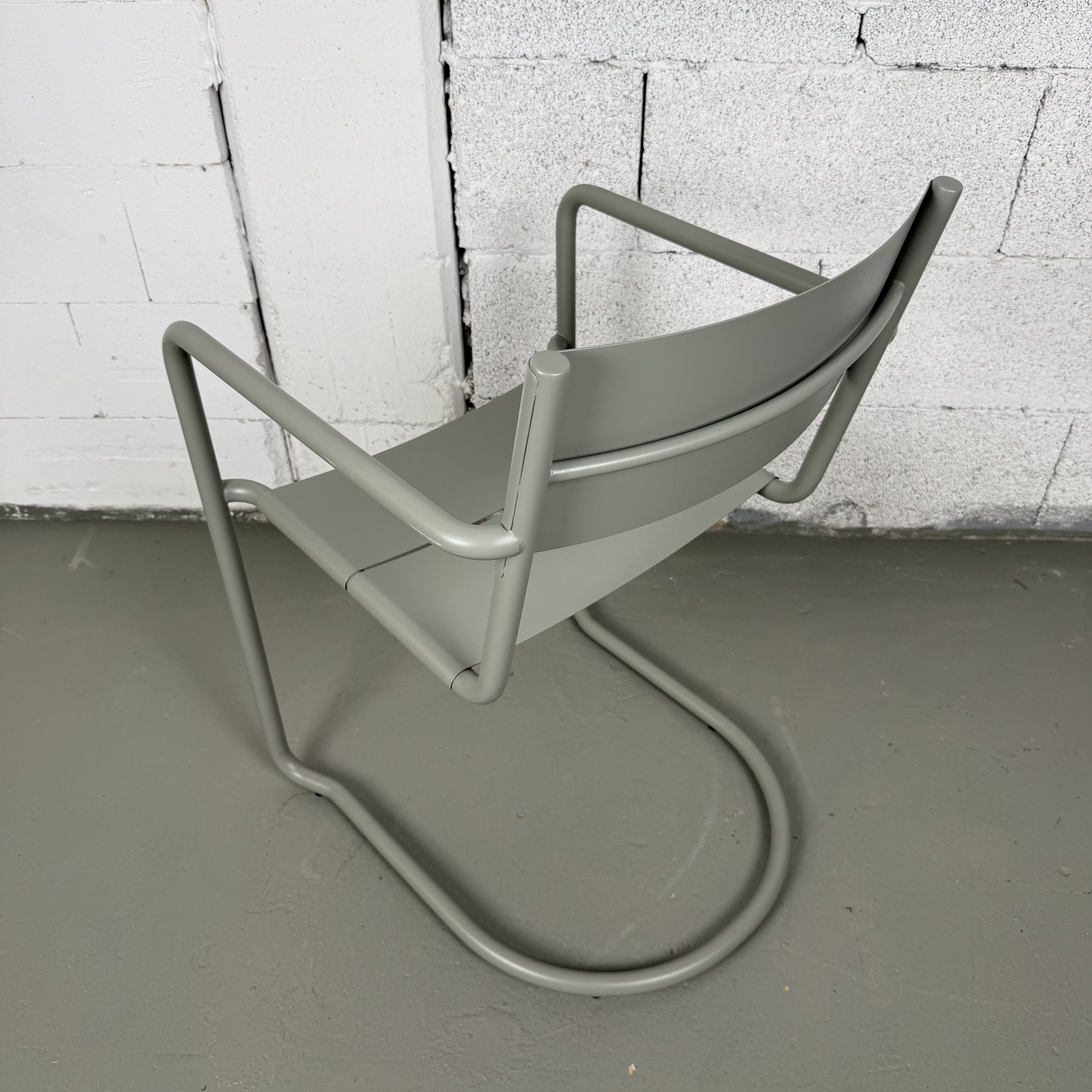 Nine Armlehnstuhl Sine