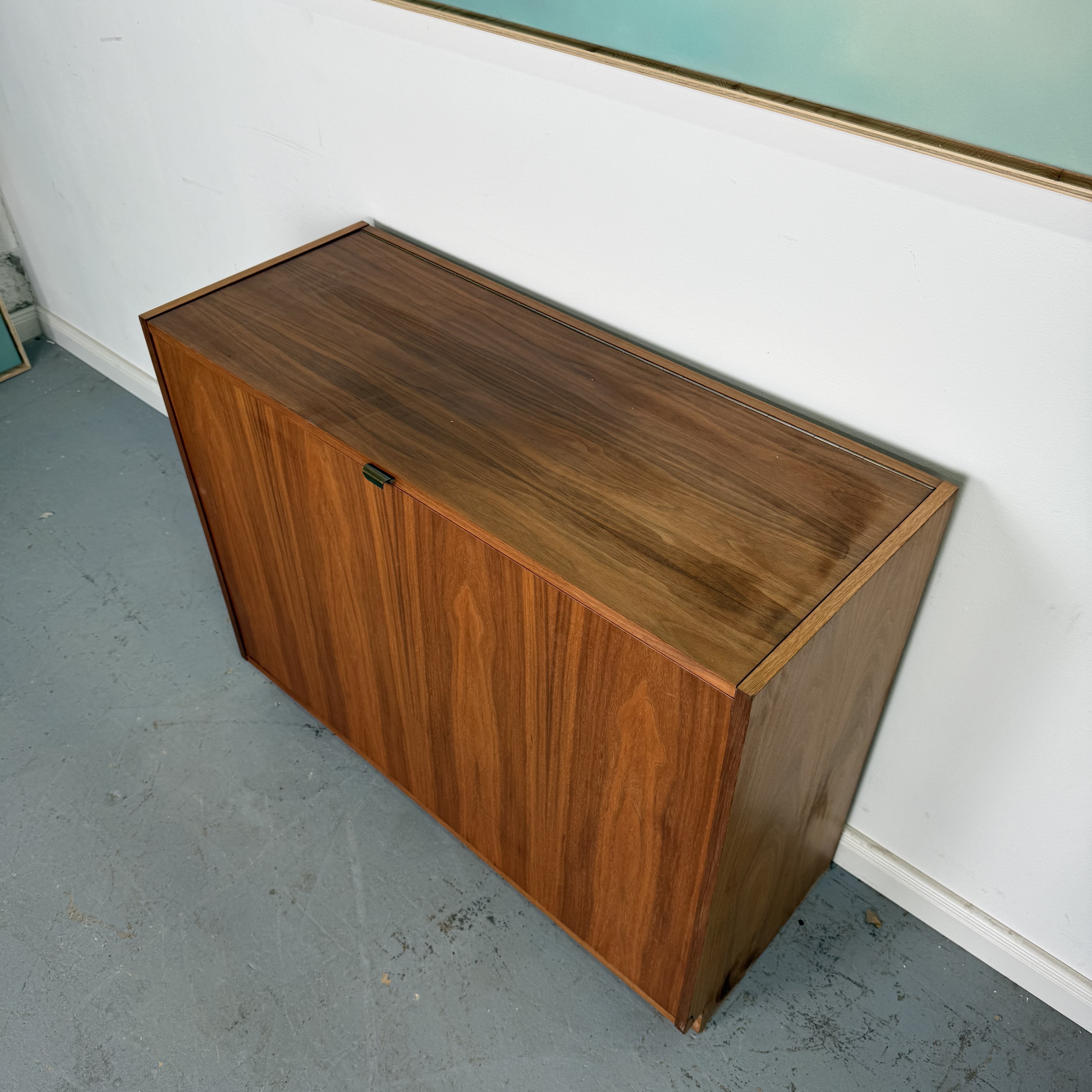 Süße Truhe aus Nussbaumholz aus den 1960er Jahren