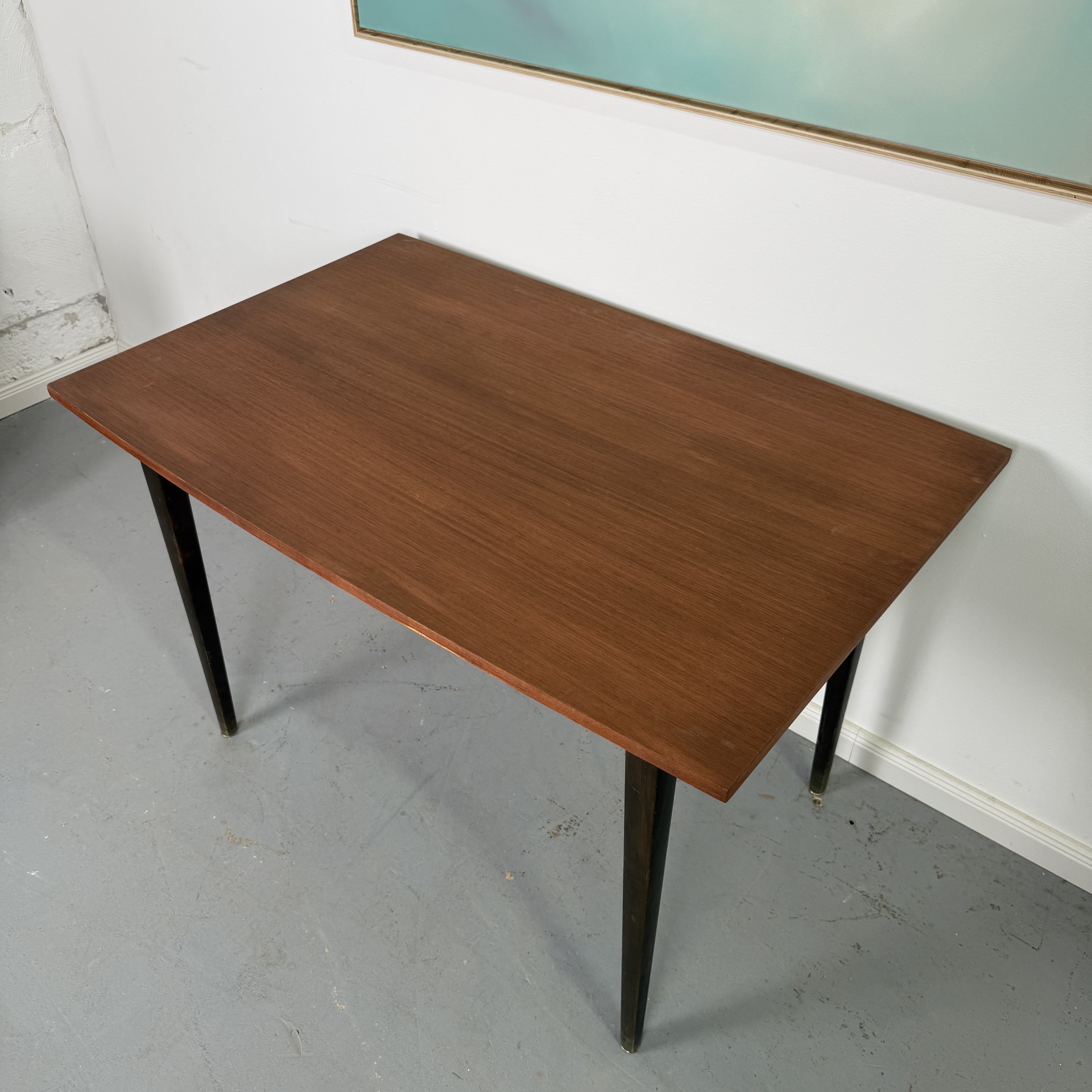 schicker dunkler 60er Jahre Tisch