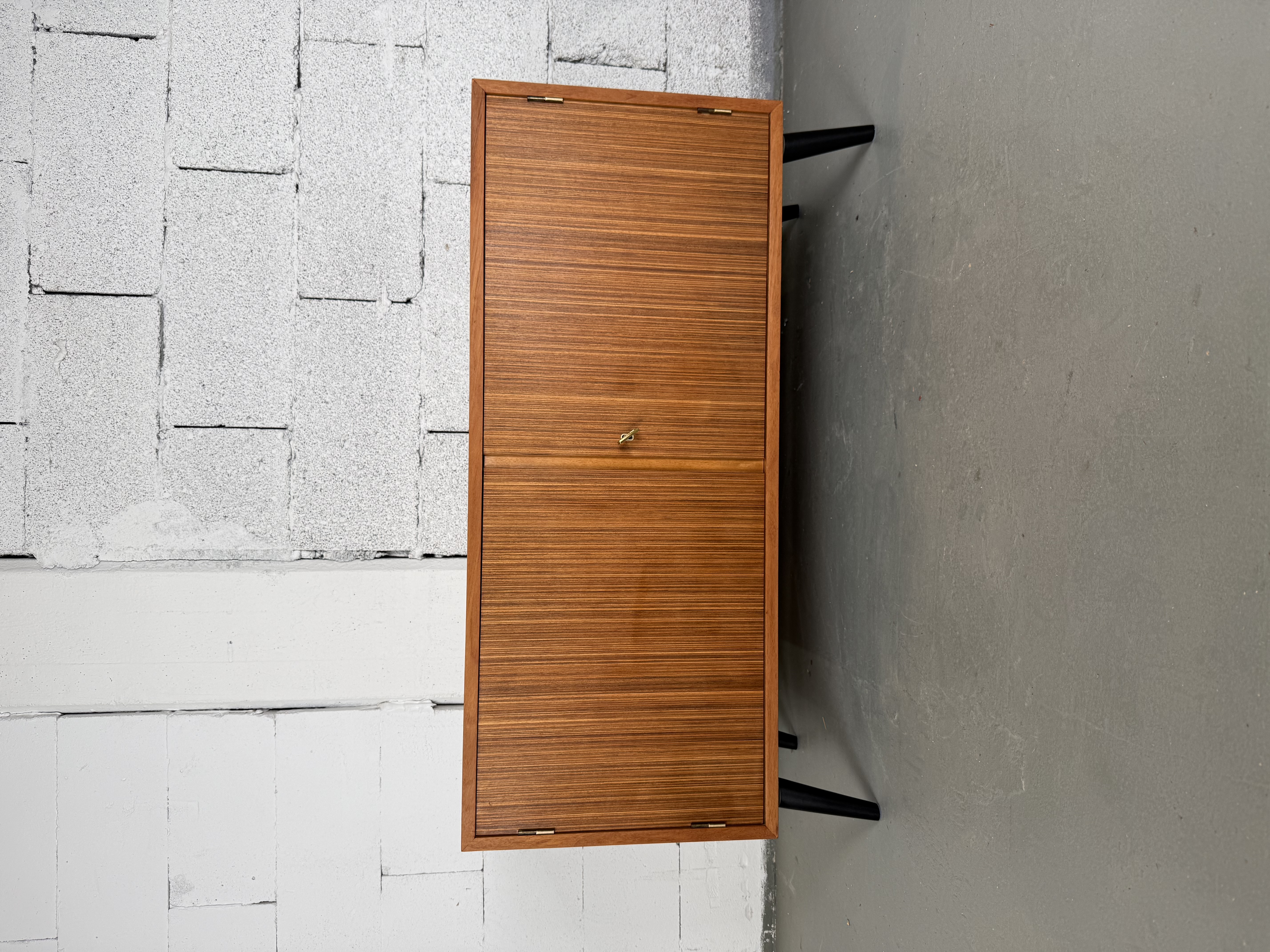 Mid Century Kommode mit filigranen Beinen