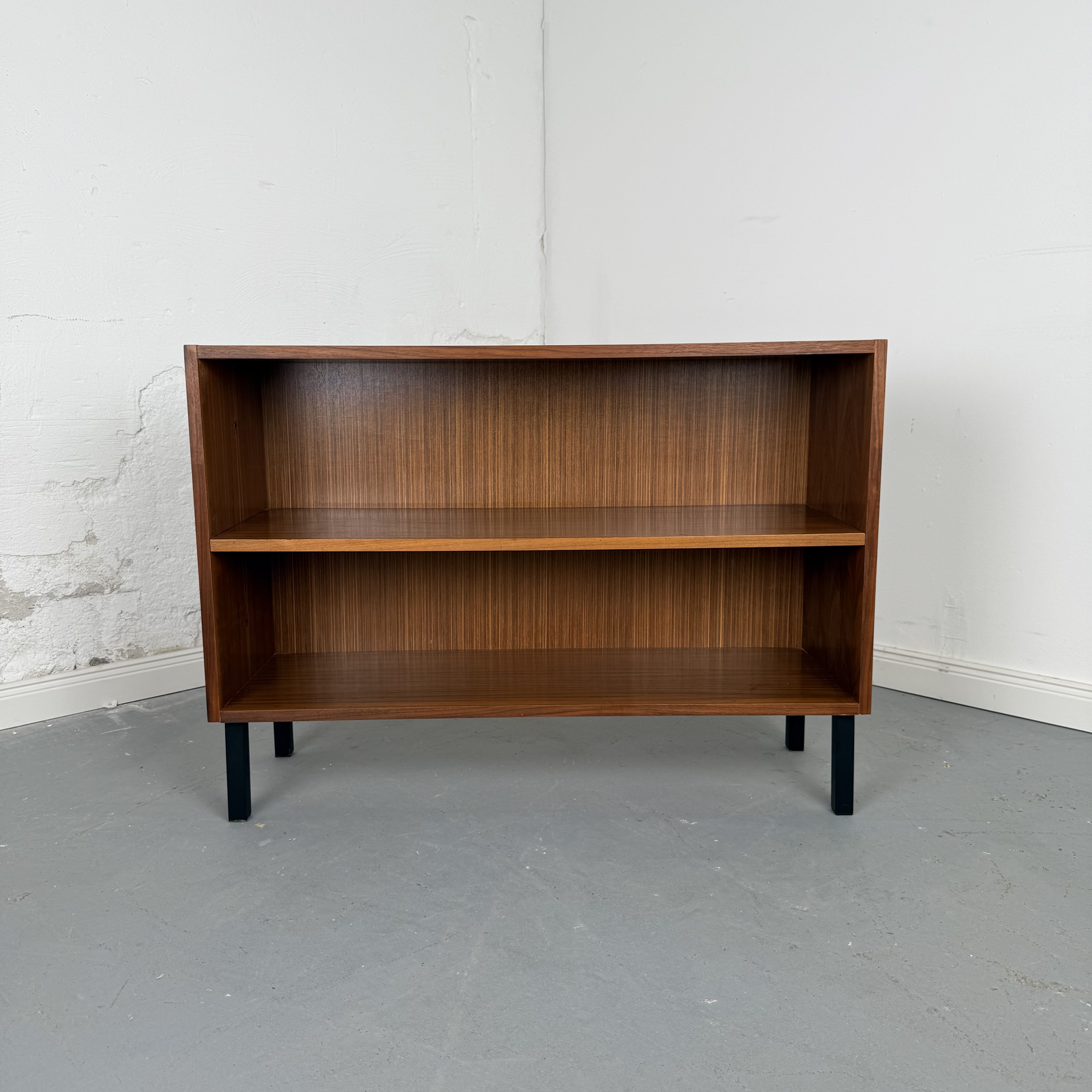 Formschönes Regal im Mid Century Stil