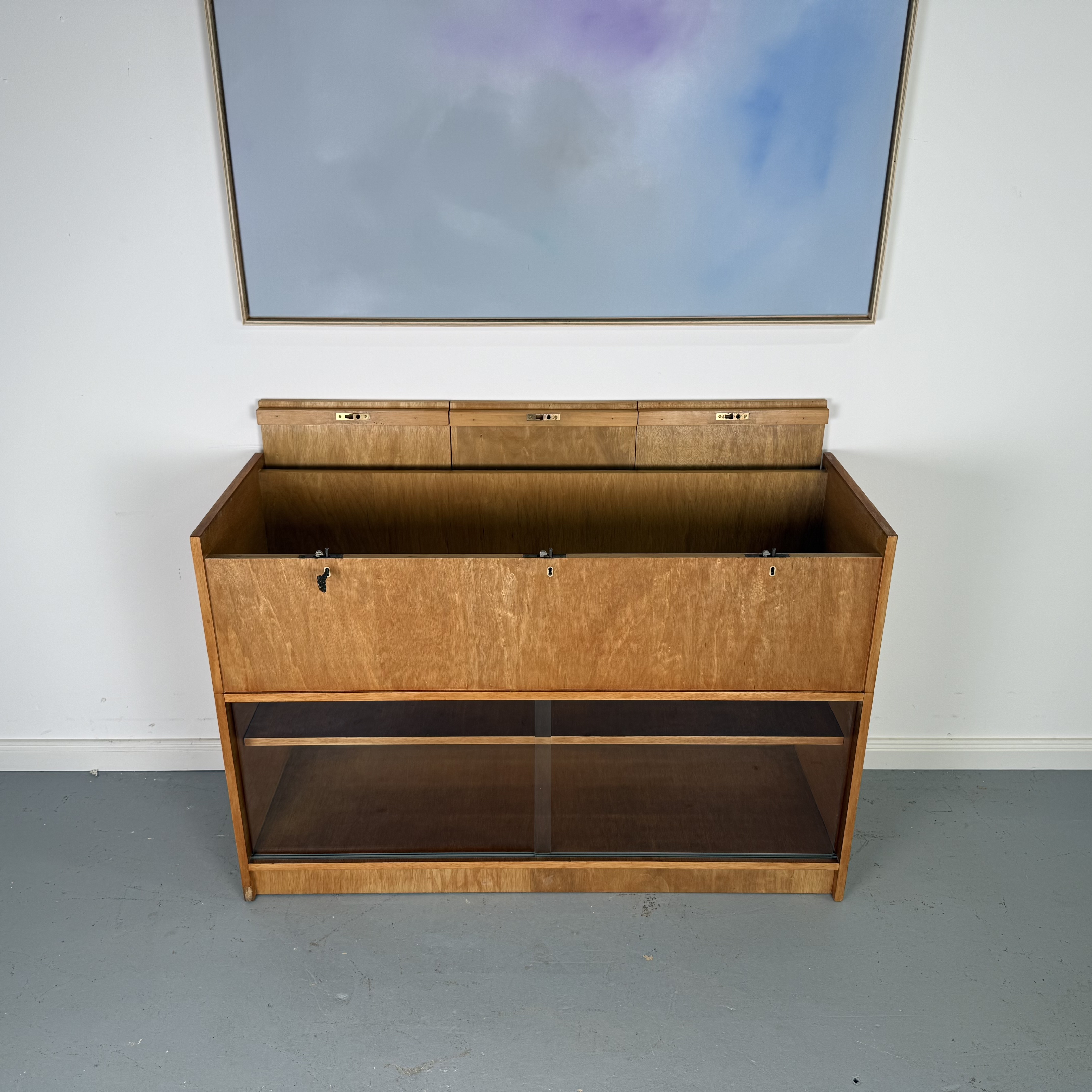 Vielseitiger Mid-Century Schrank mit Klappelementen und Vitrine