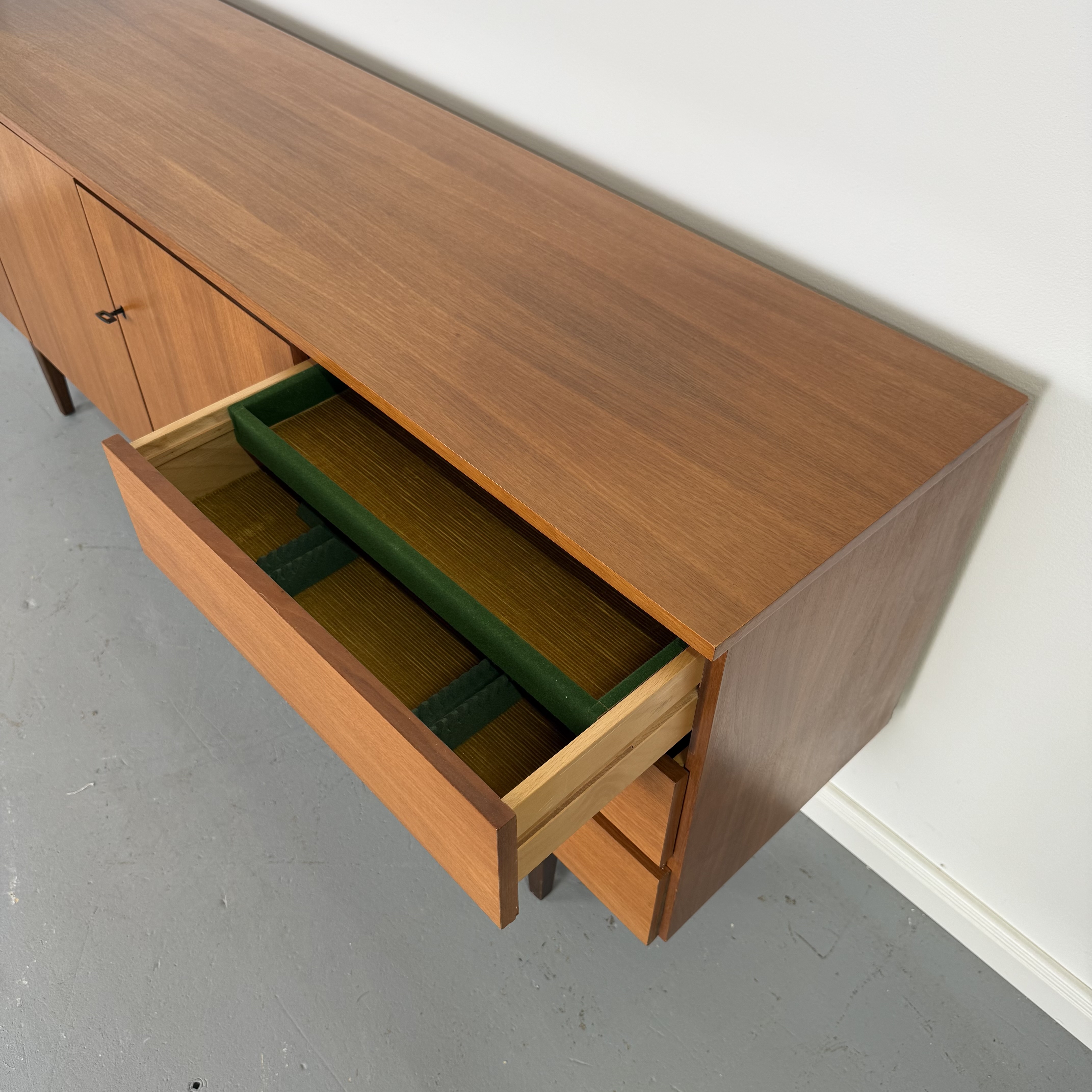 Elegantes 60er Jahre Teak Sideboard Elegantes 60er Jahre Teak Sideboard