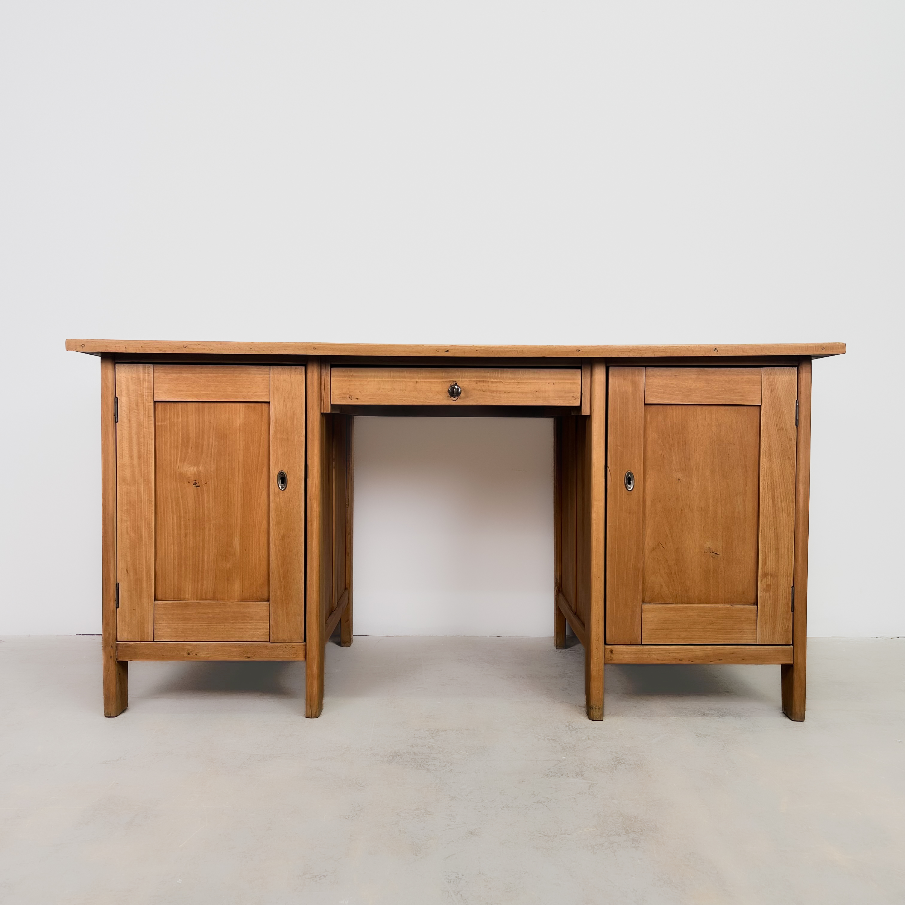 Hochwertiger Vollholz Schreibtisch im Landhaus Stil