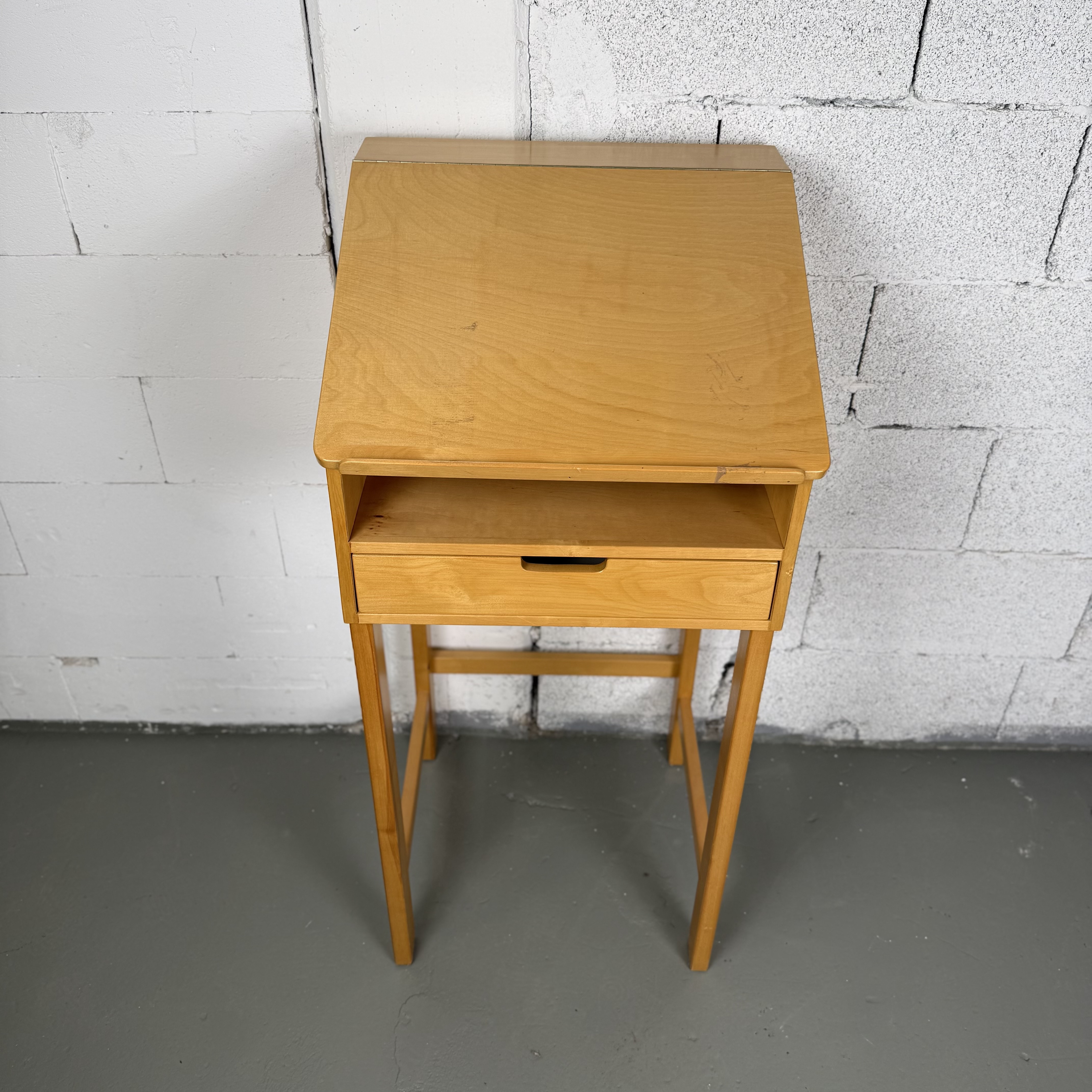 Schlichtes Stehpult aus Buche