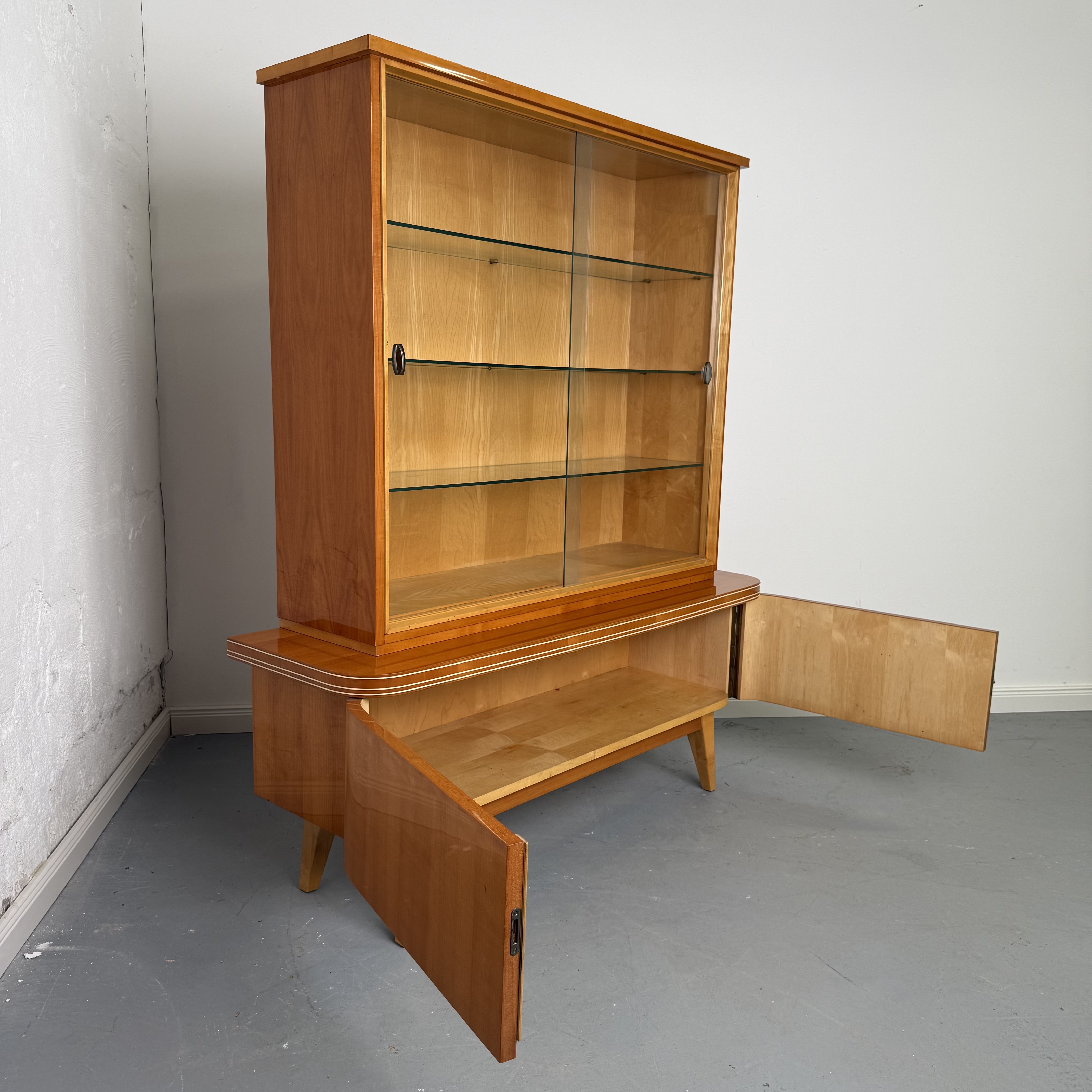 Elegante 50er Jahre Vitrine mit Glastüren und Stauraum Elegante 50er Jahre Vitrine mit Glastüren und Stauraum