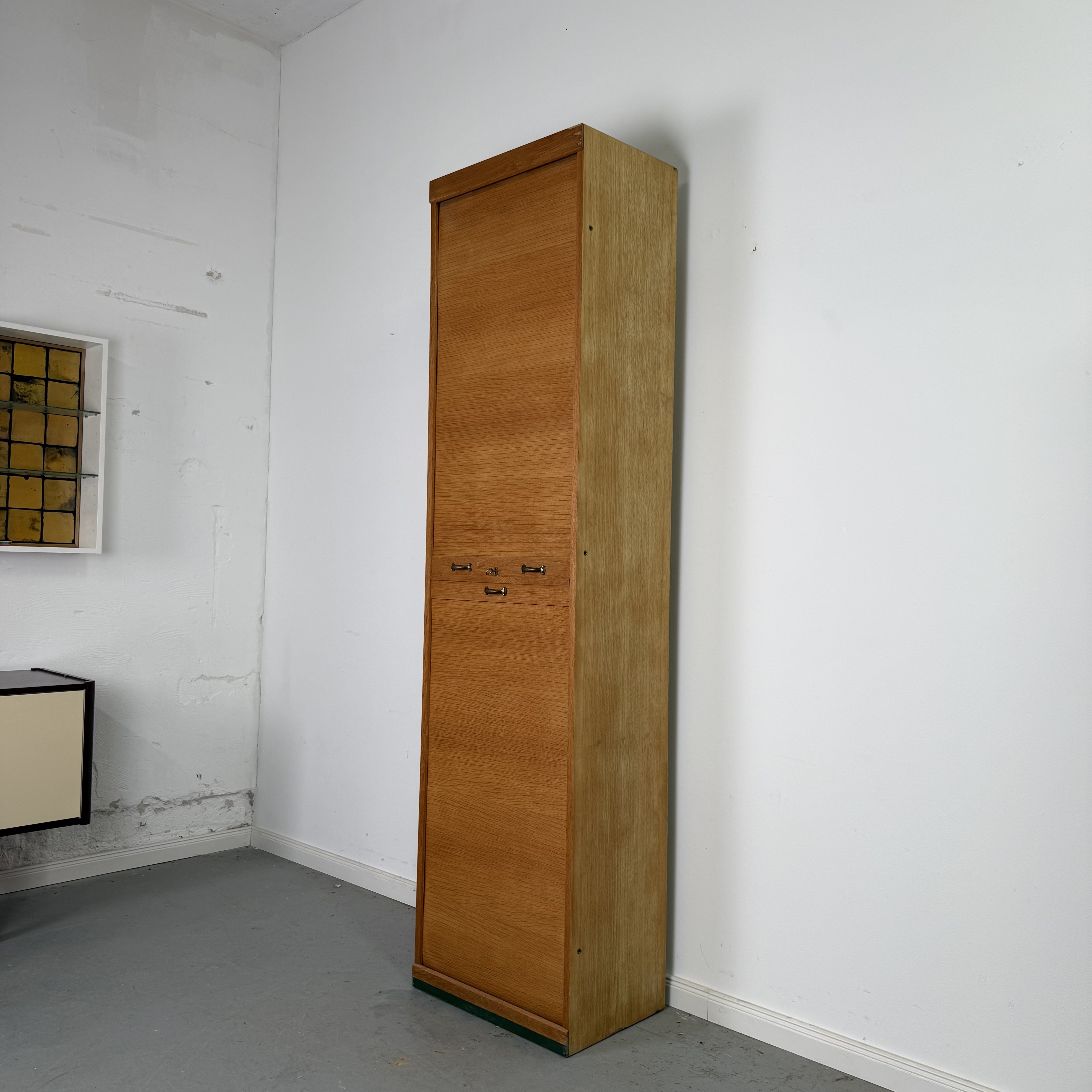 schicker schmaler Rolladenschrank