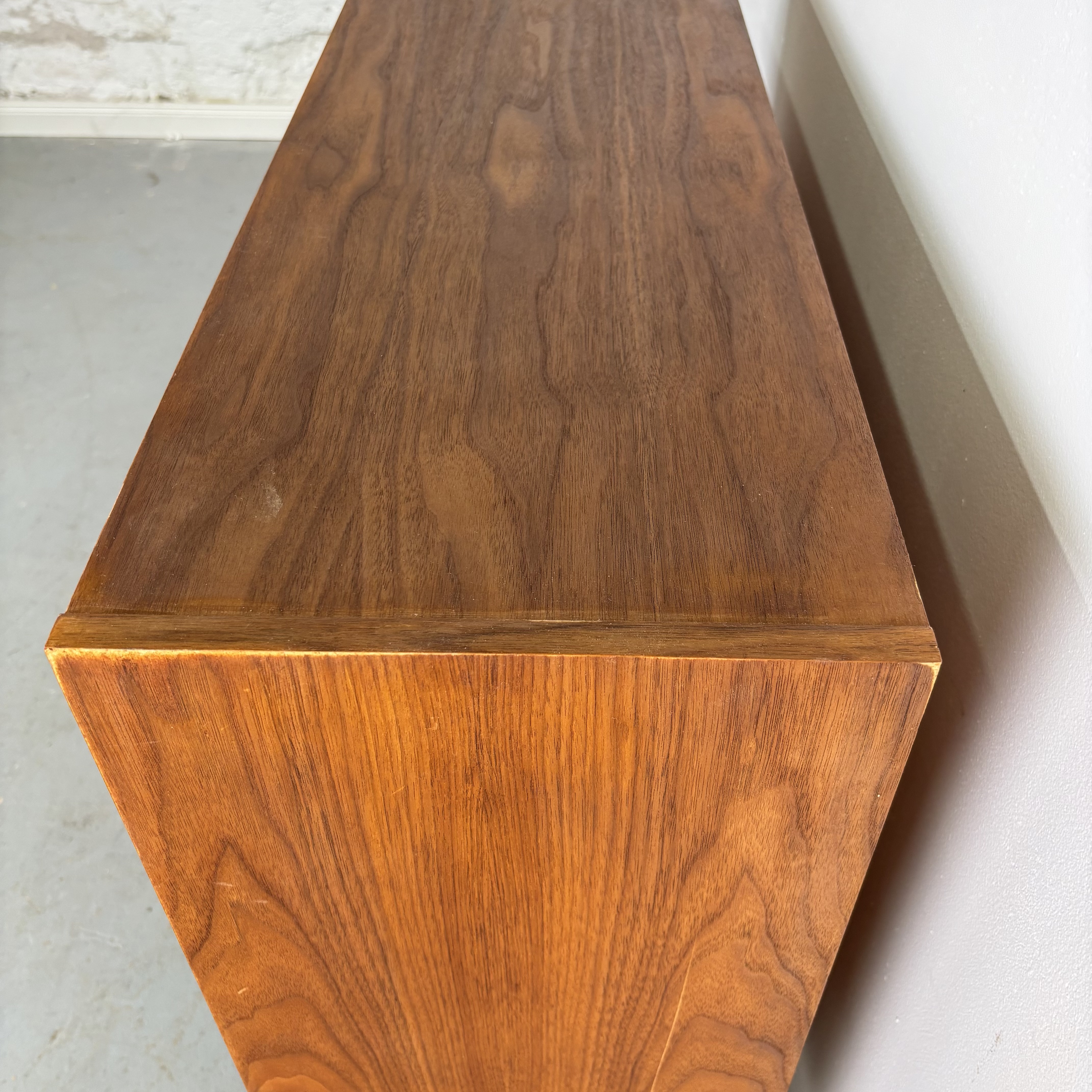 Mid-Century Regal mit filigranen Hairpin Legs