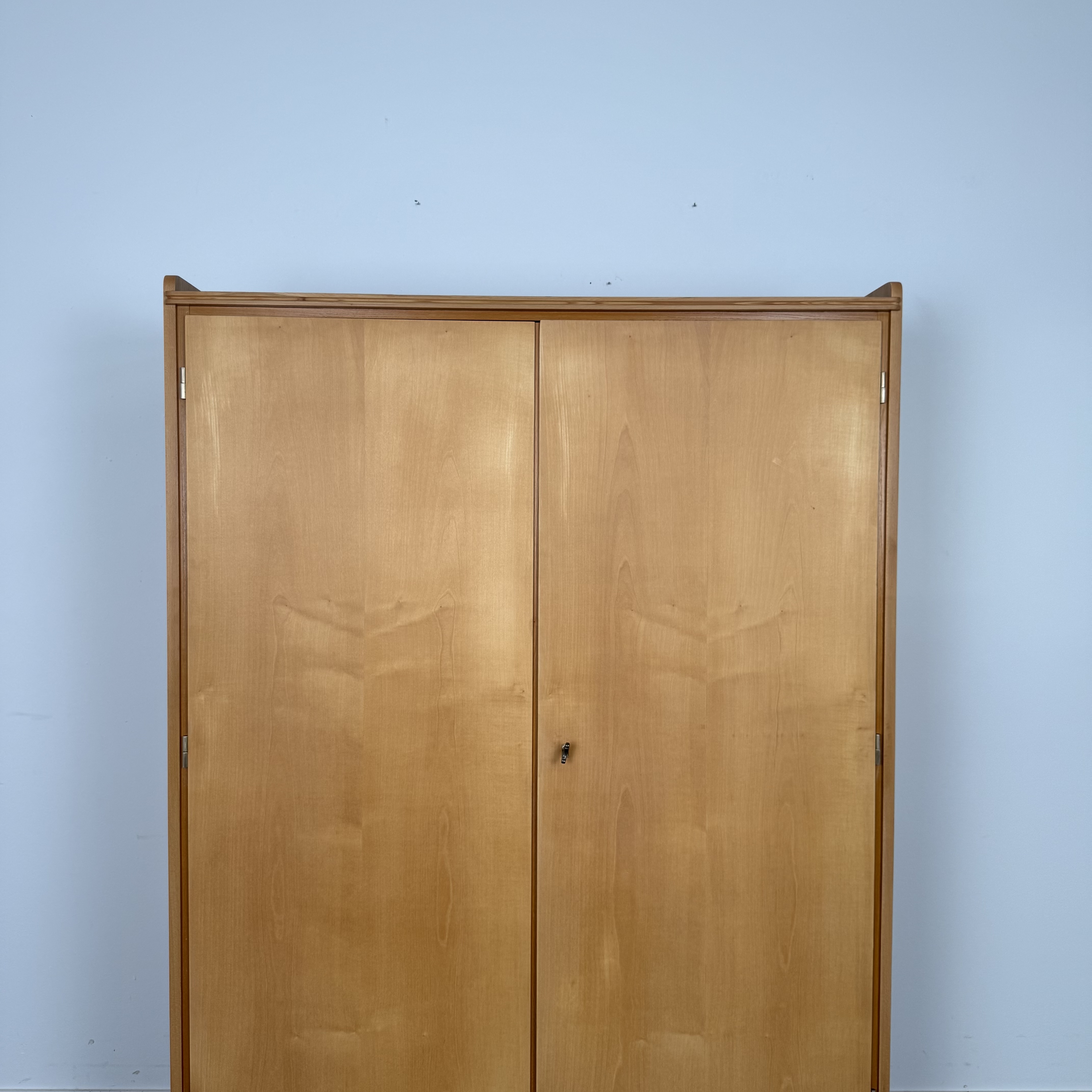 Kleiderschrank im 50er Jahre Stil mit schlichten Holzfronten