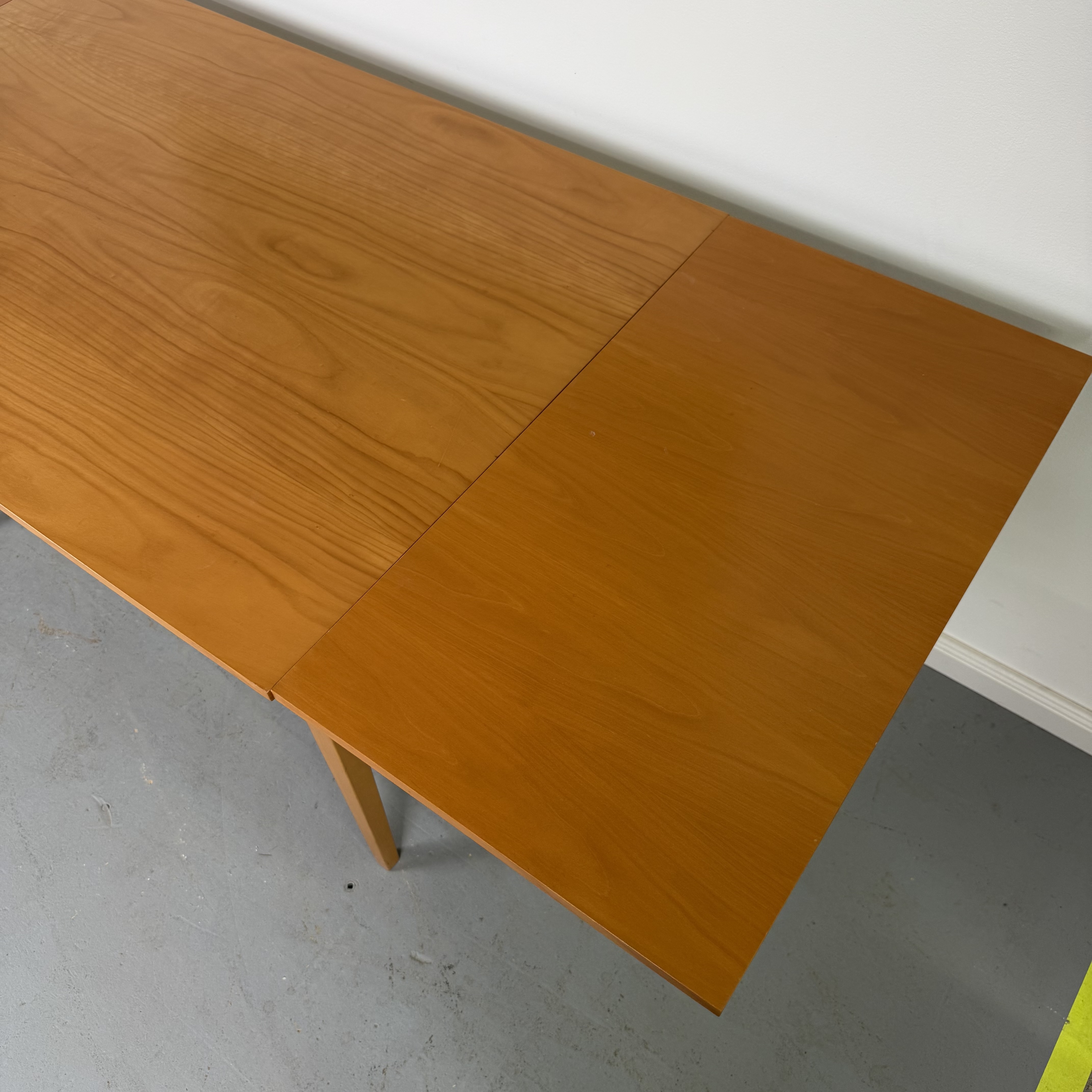 schicker 60er Jahre Tisch mit schöner Maserung