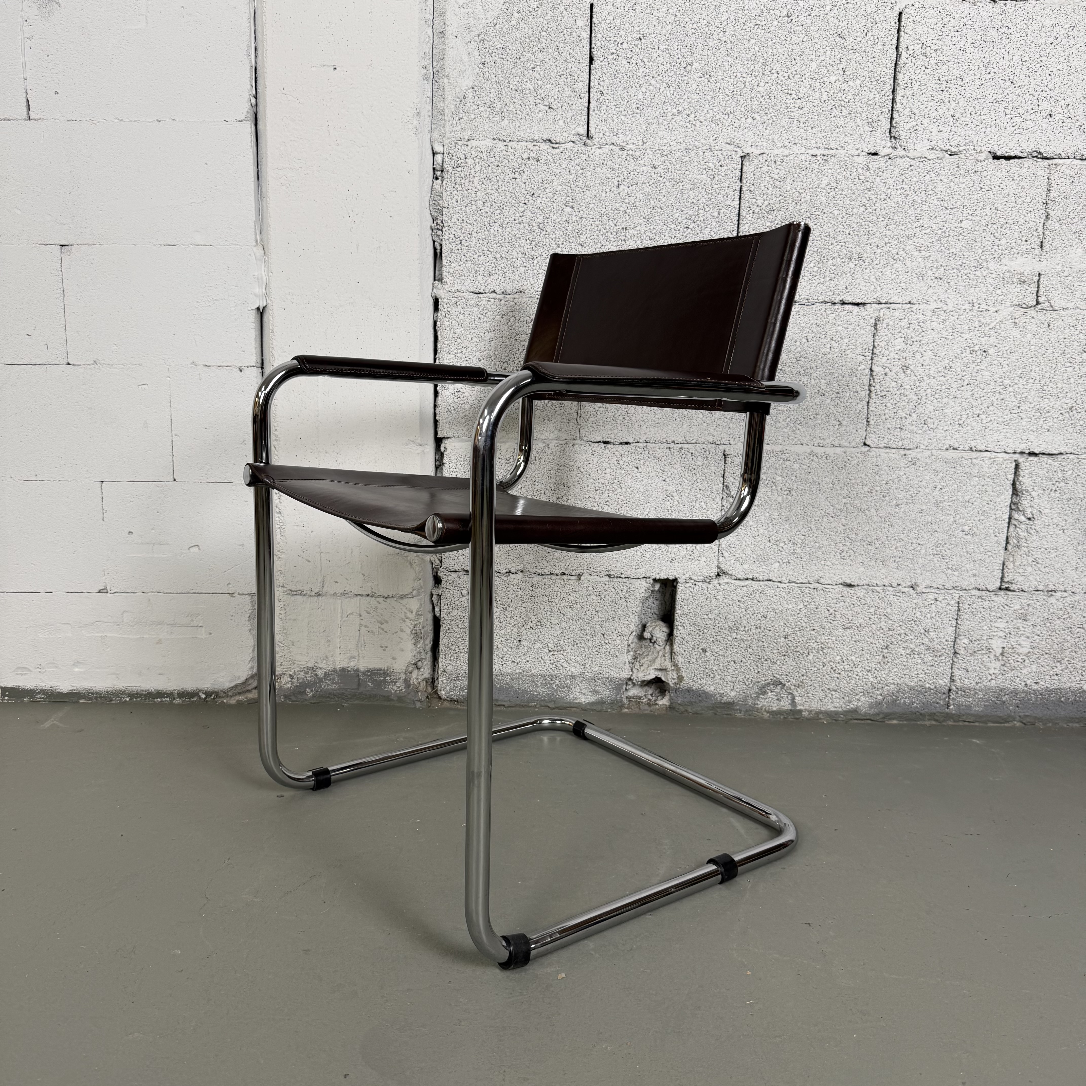 Freischwinger Stuhl aus Leder Bauhaus Stil