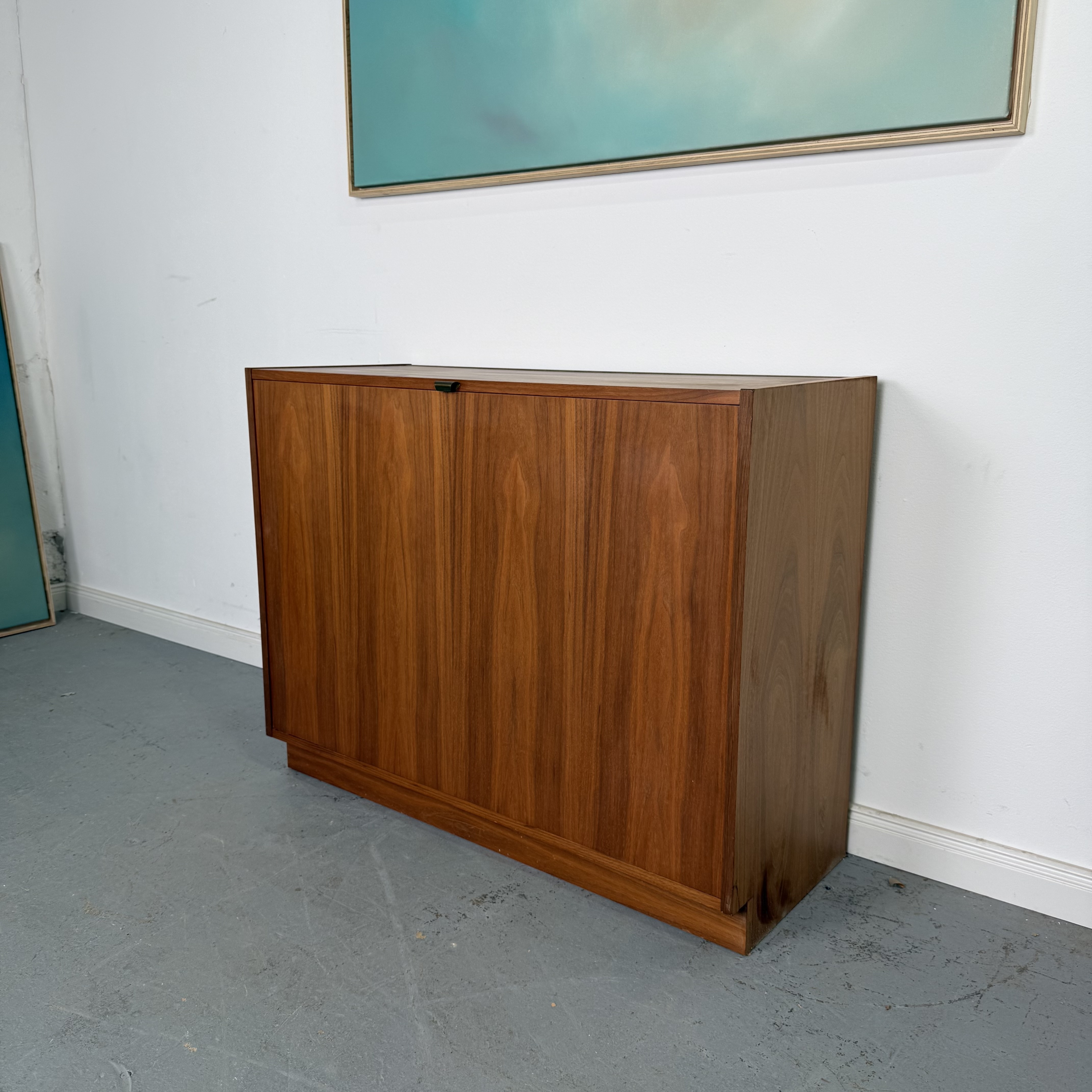 Süße Truhe aus Nussbaumholz aus den 1960er Jahren