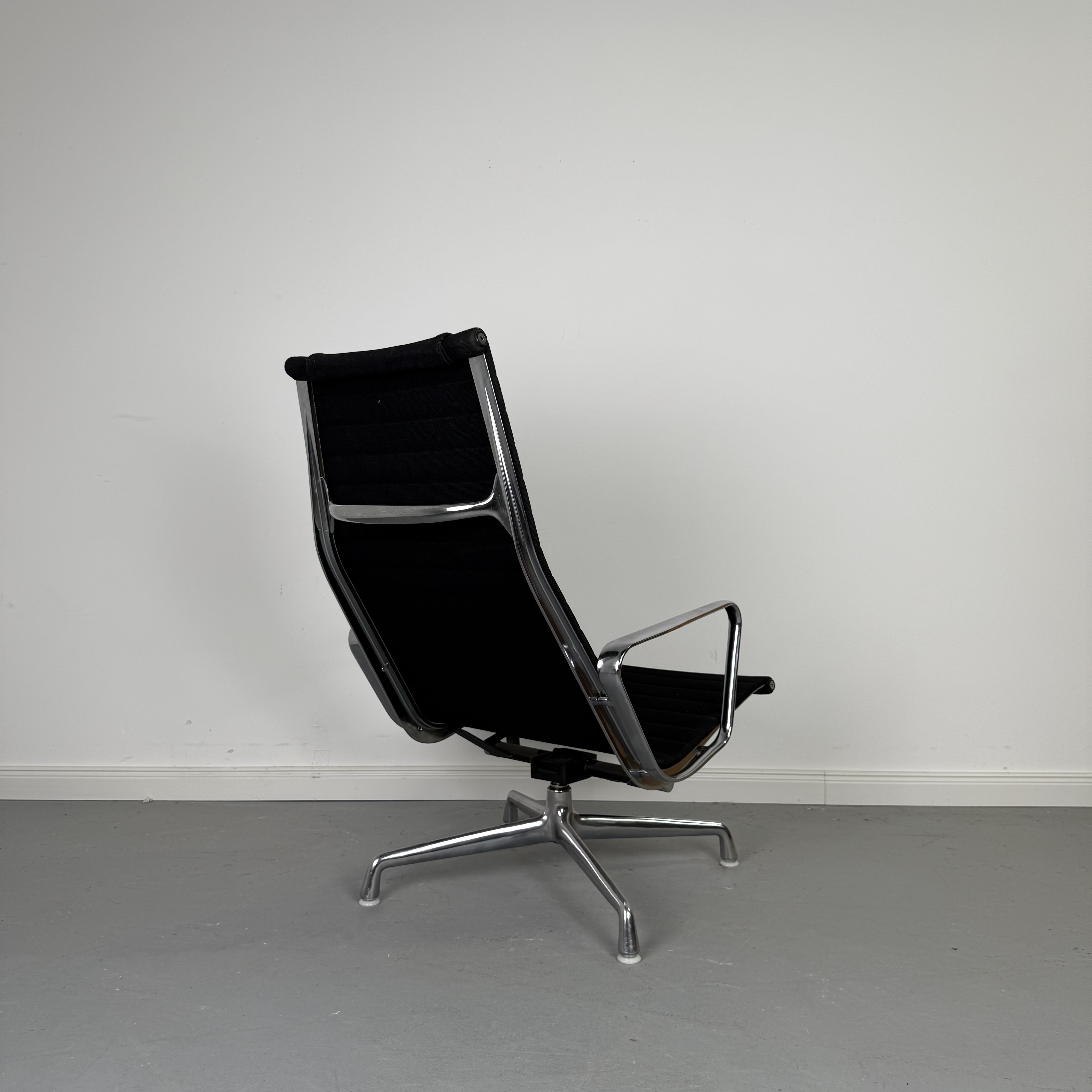 Herman Miller EA 124 Lounge Chair mit EA 125 Ottoman – Designklassiker von Charles & Ray Eames Herman Miller EA 124 Lounge Chair mit EA 125 Ottoman – Designklassiker von Charles & Ray Eames