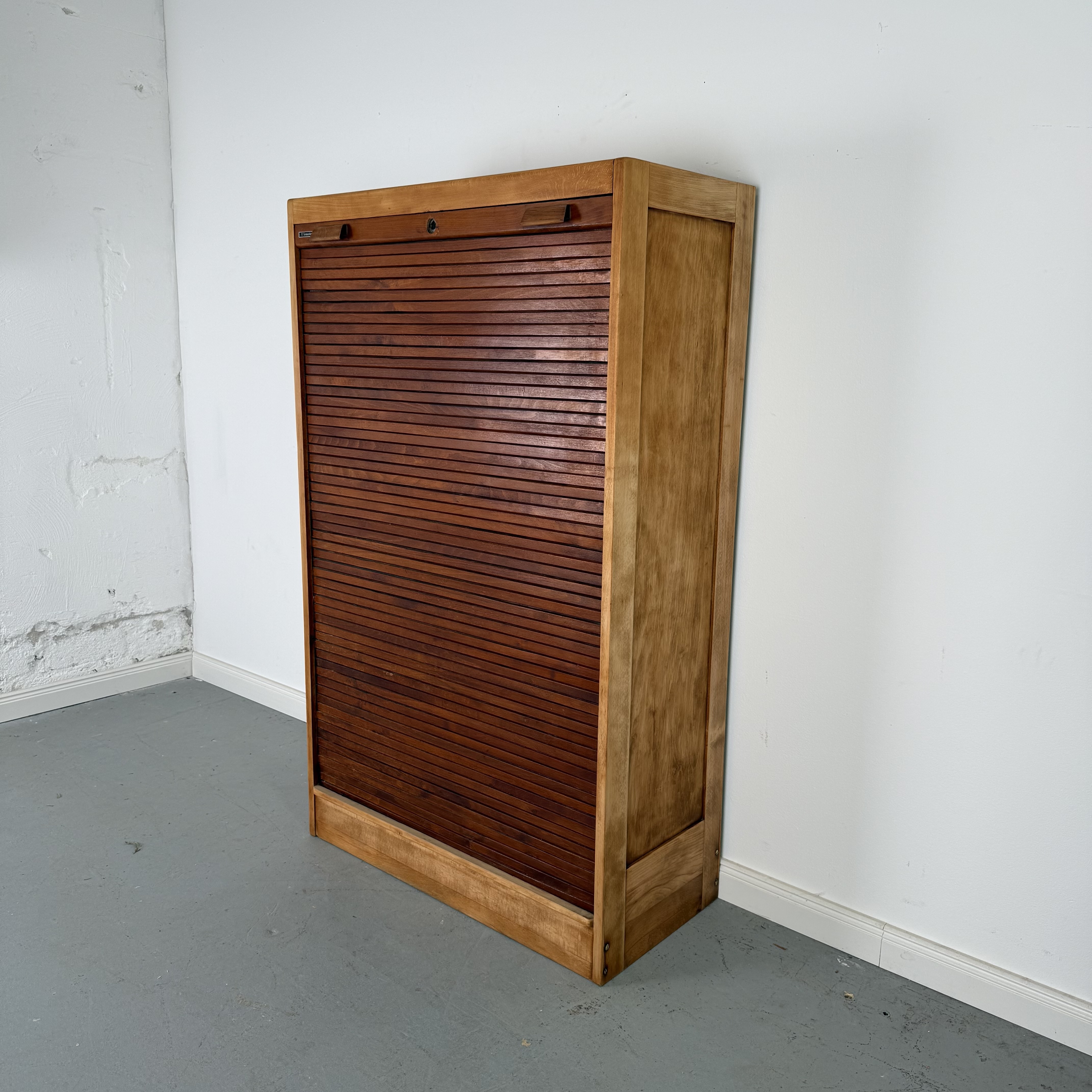 Kompakter Rollladenschrank im Art-Déco Stil