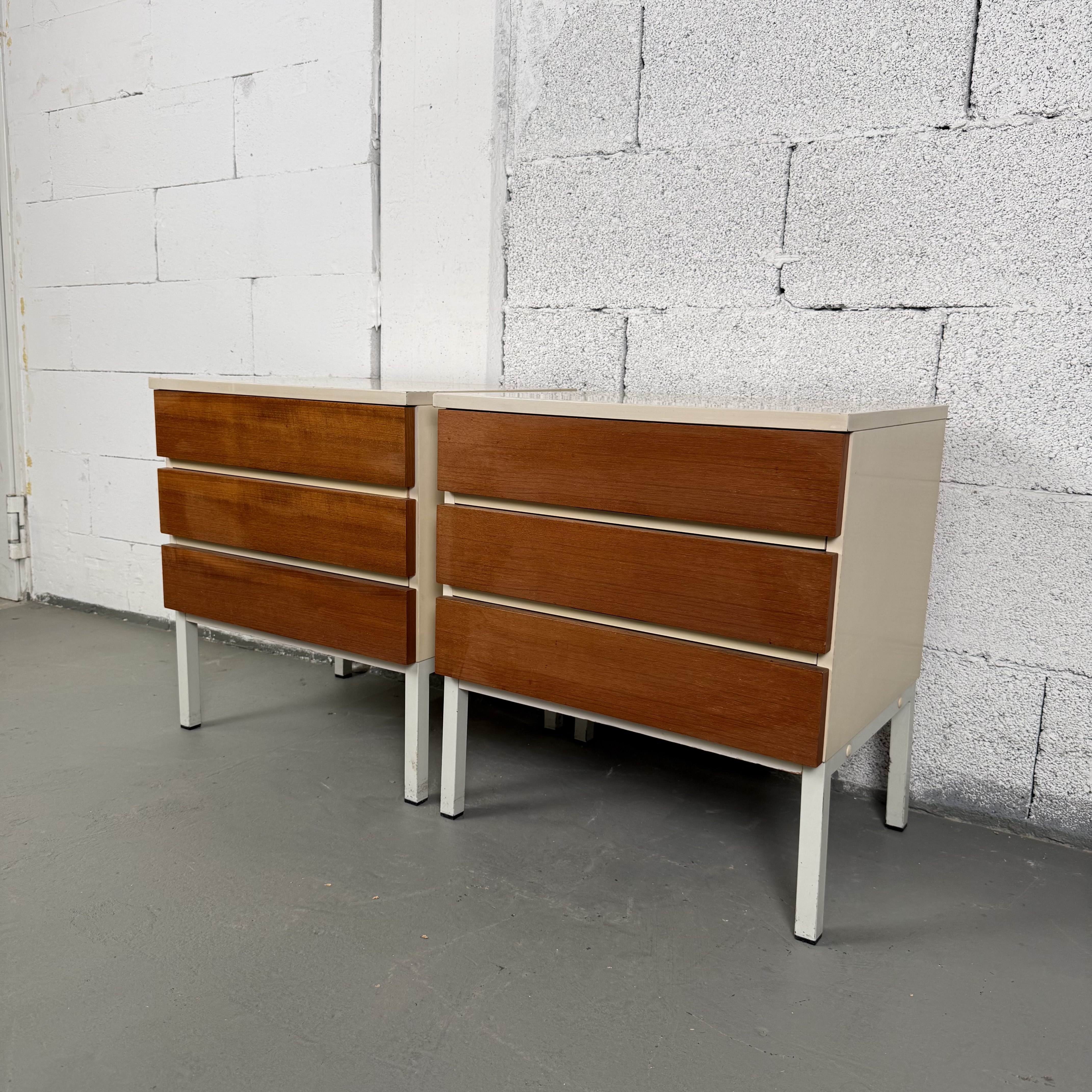 Vintage Nachttisch aus Holz mit 3 Schubladen