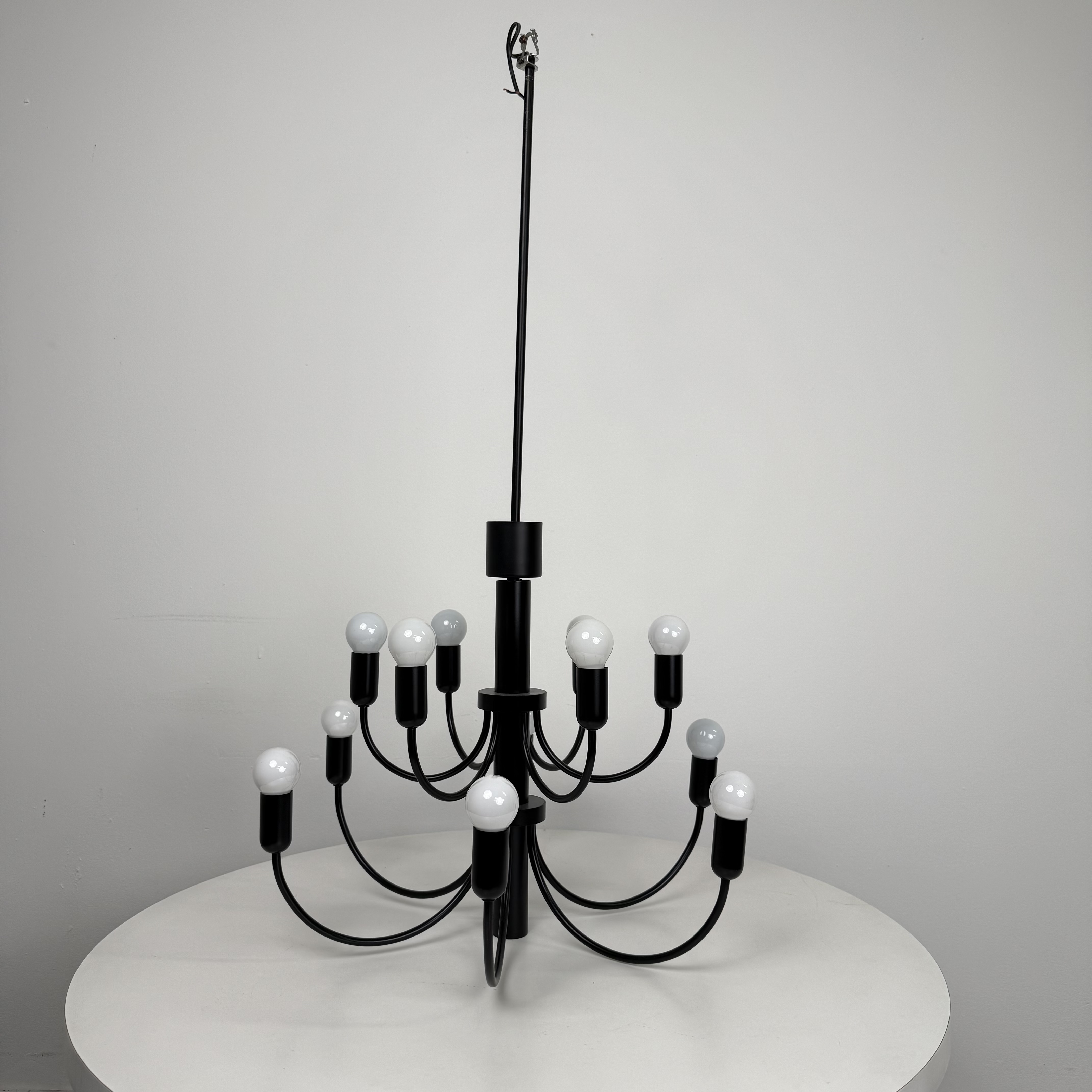 Schwarzer Kronleuchter in modernen Design