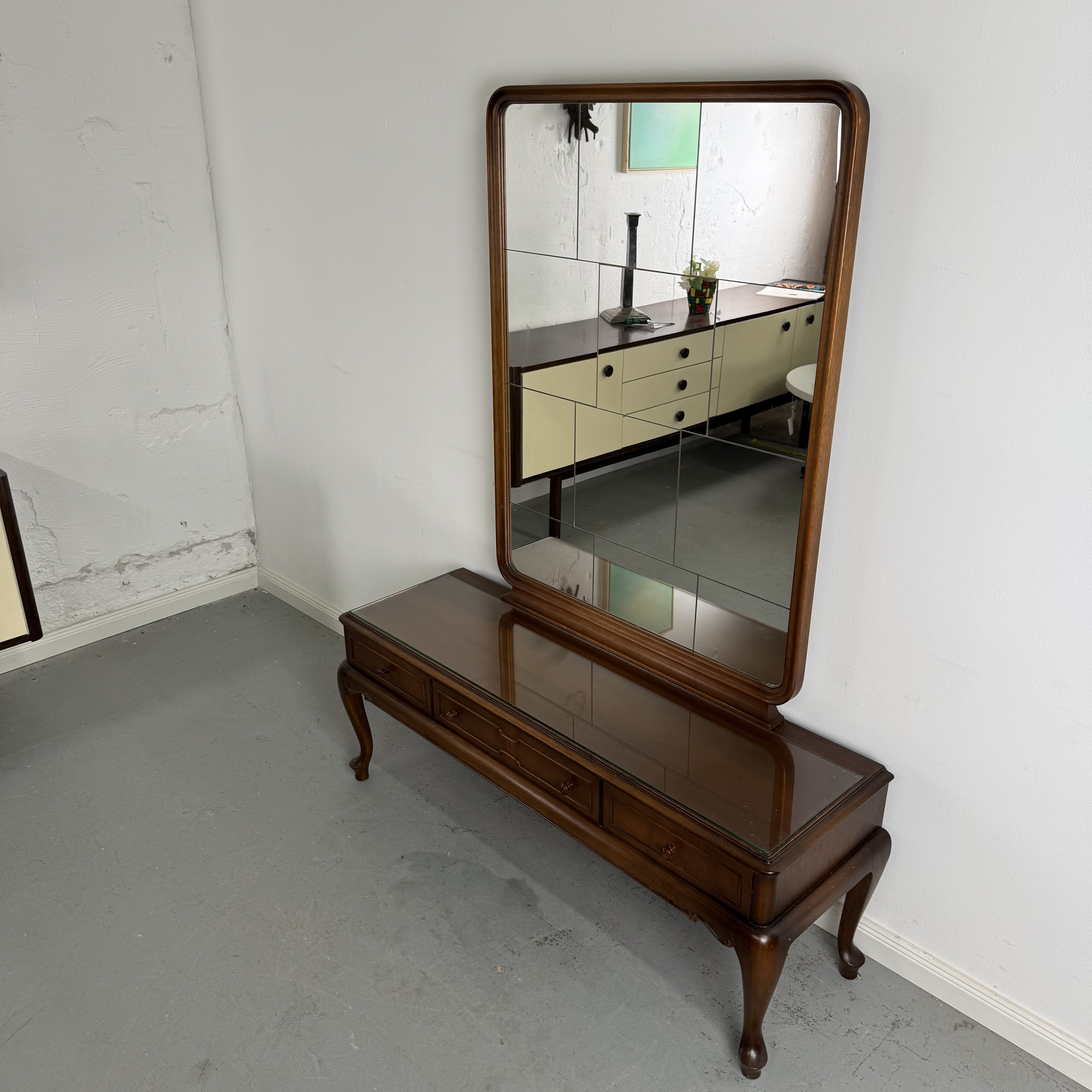 stilvolle 50 Jahre Spiegelkommode