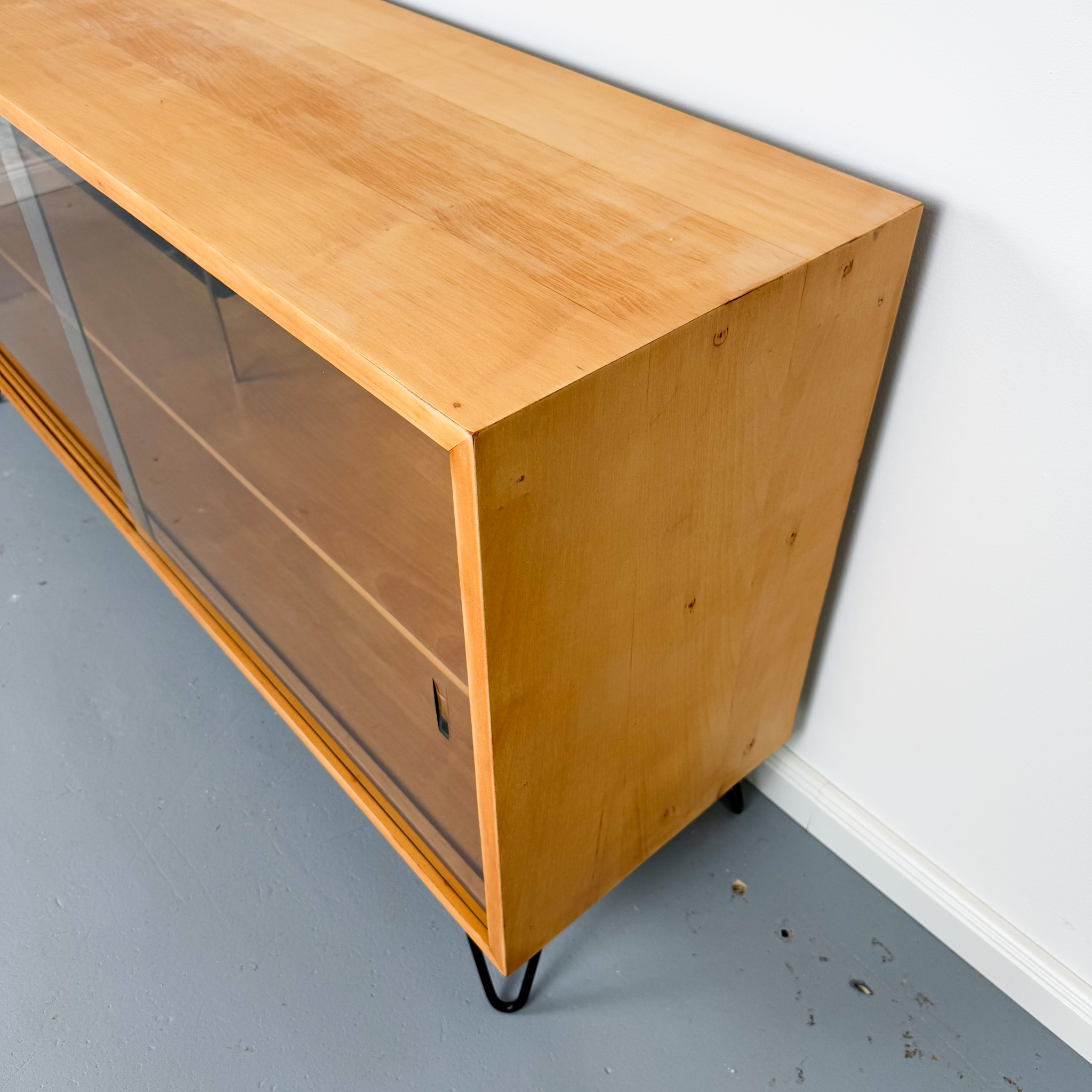 Elegantes 60er Jahre Glassideboard mit Hairpin-Beinen