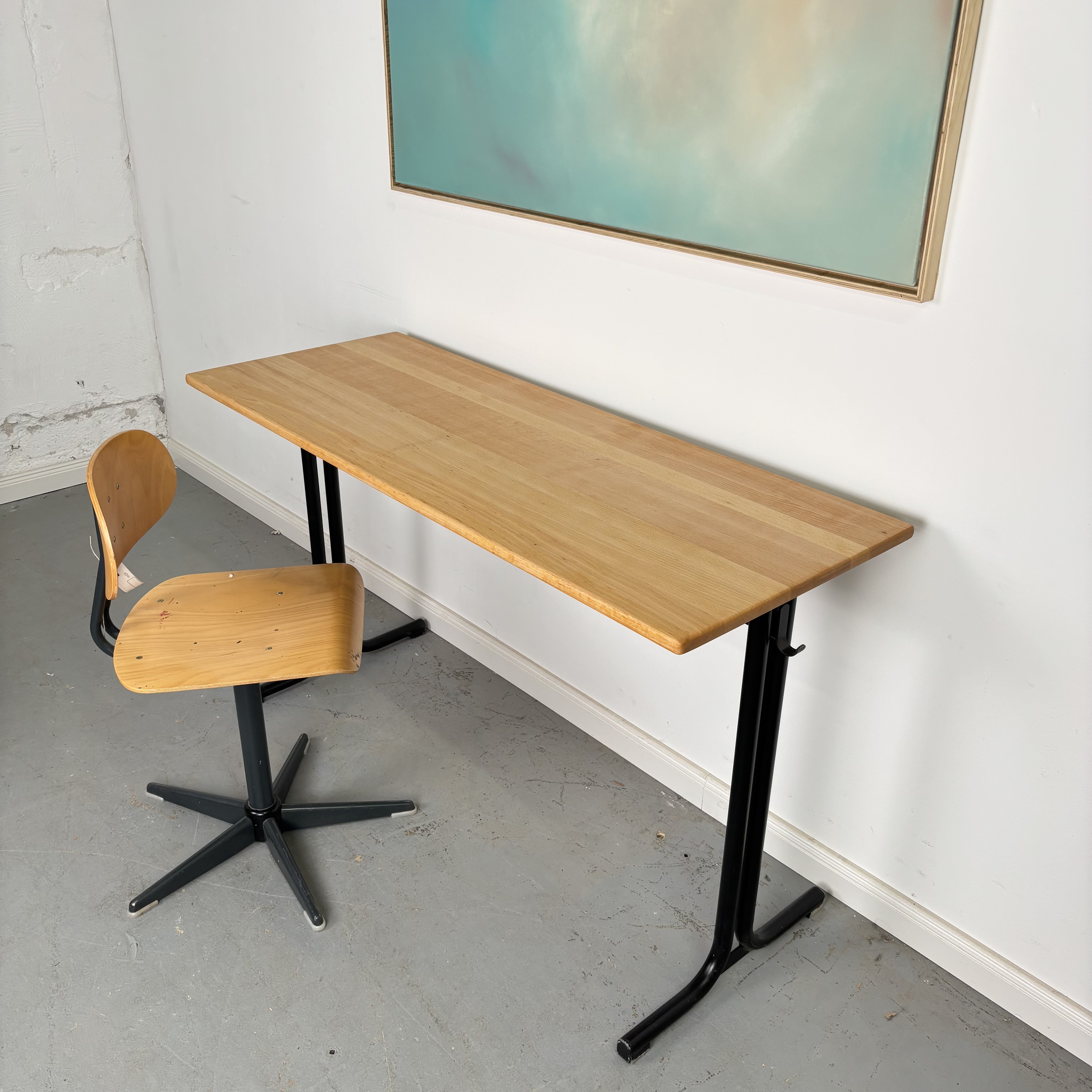 Schlichter Schreibtisch mit Holzplatte und Metallgestell