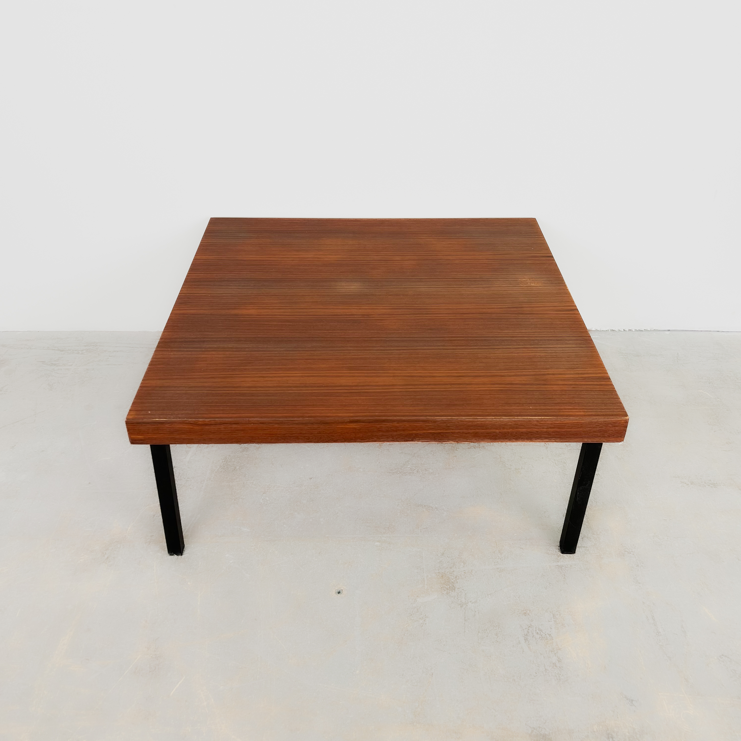 Minimalistischer Couchtisch aus den 60er Jahren