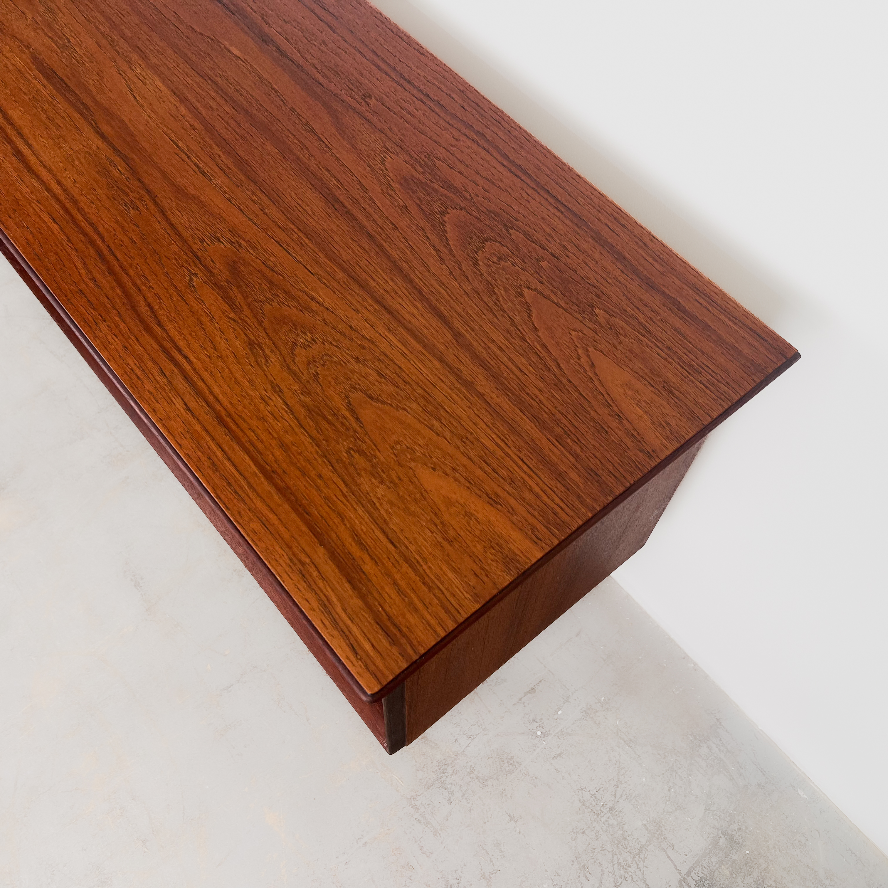 Kleines dänisches Sideboard aus Teak Kleines dänisches Sideboard aus Teak