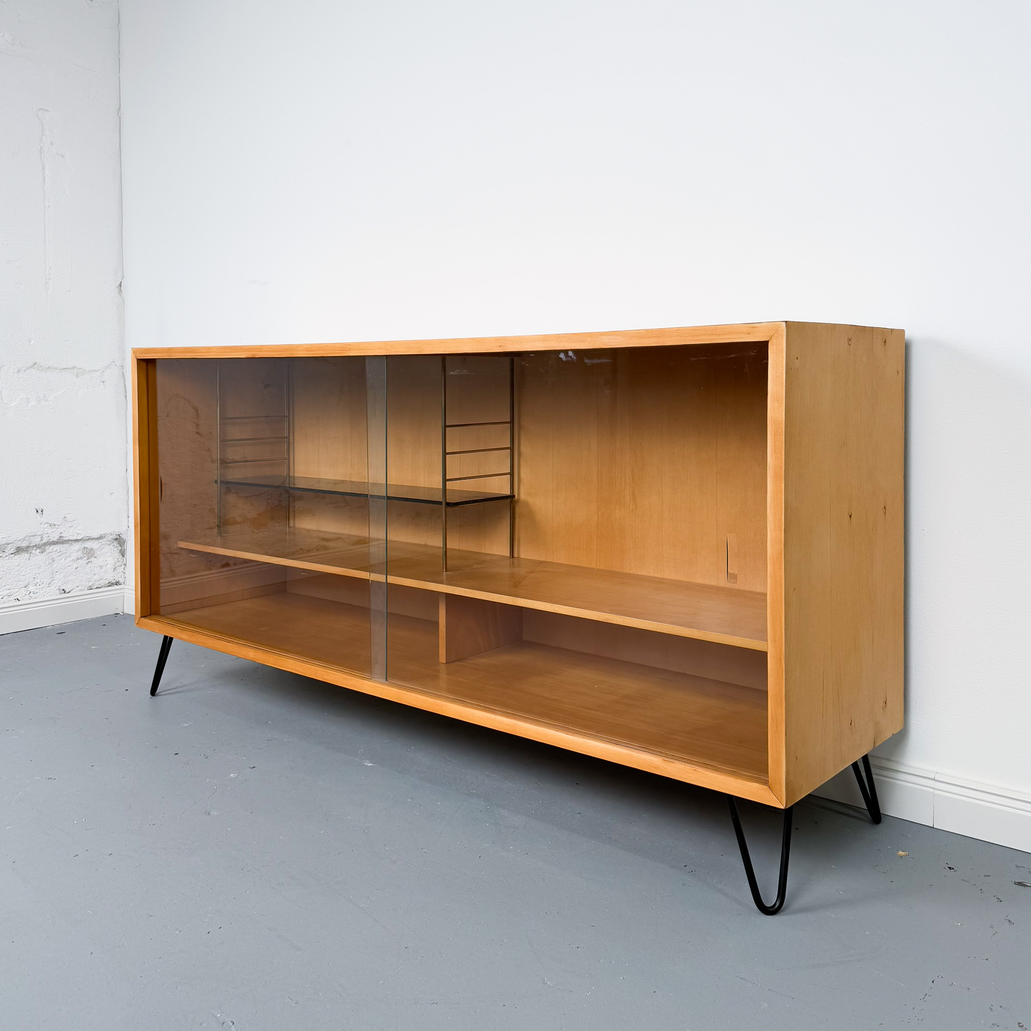 Elegantes 60er Jahre Glassideboard mit Hairpin-Beinen