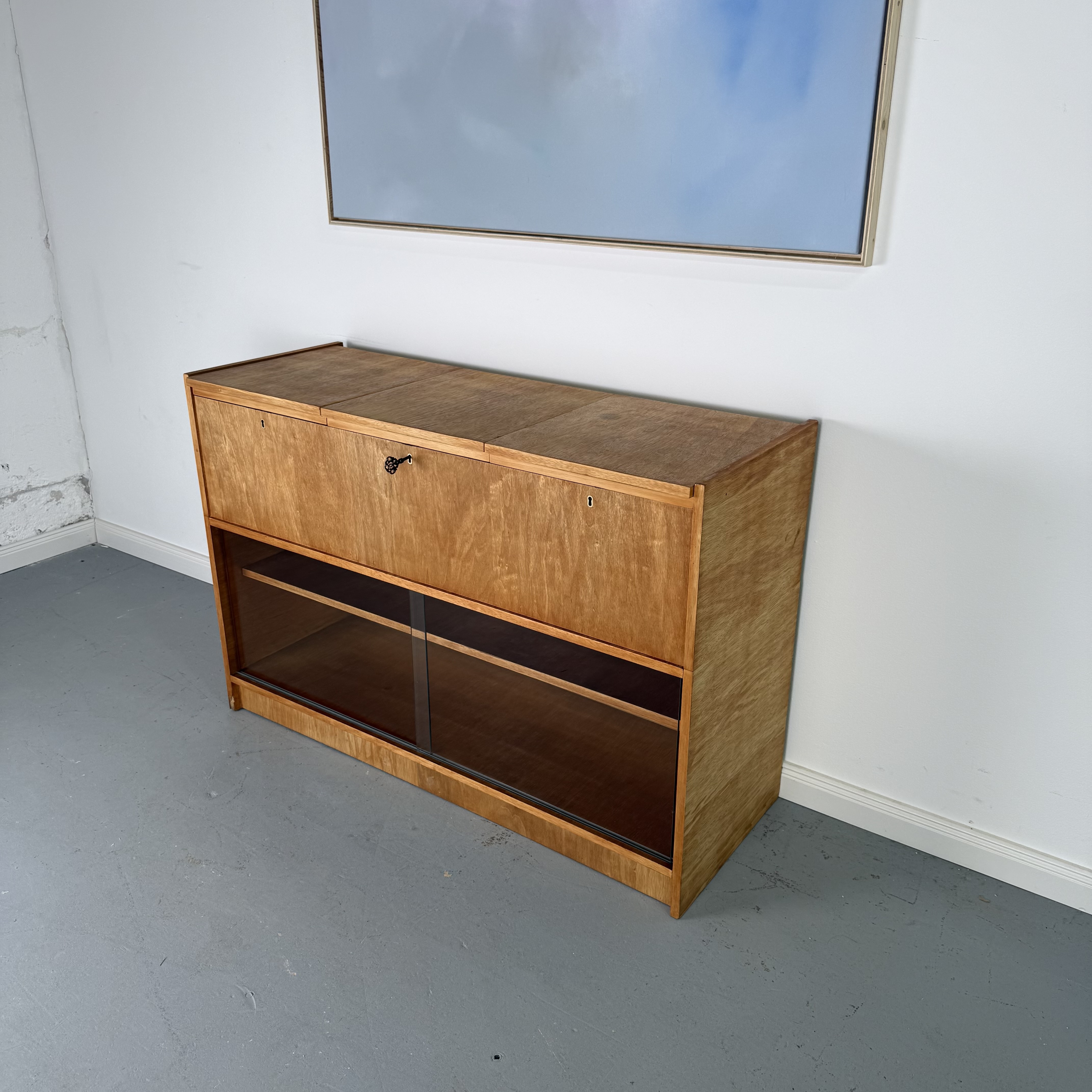 Vielseitiger Mid-Century Schrank mit Klappelementen und Vitrine