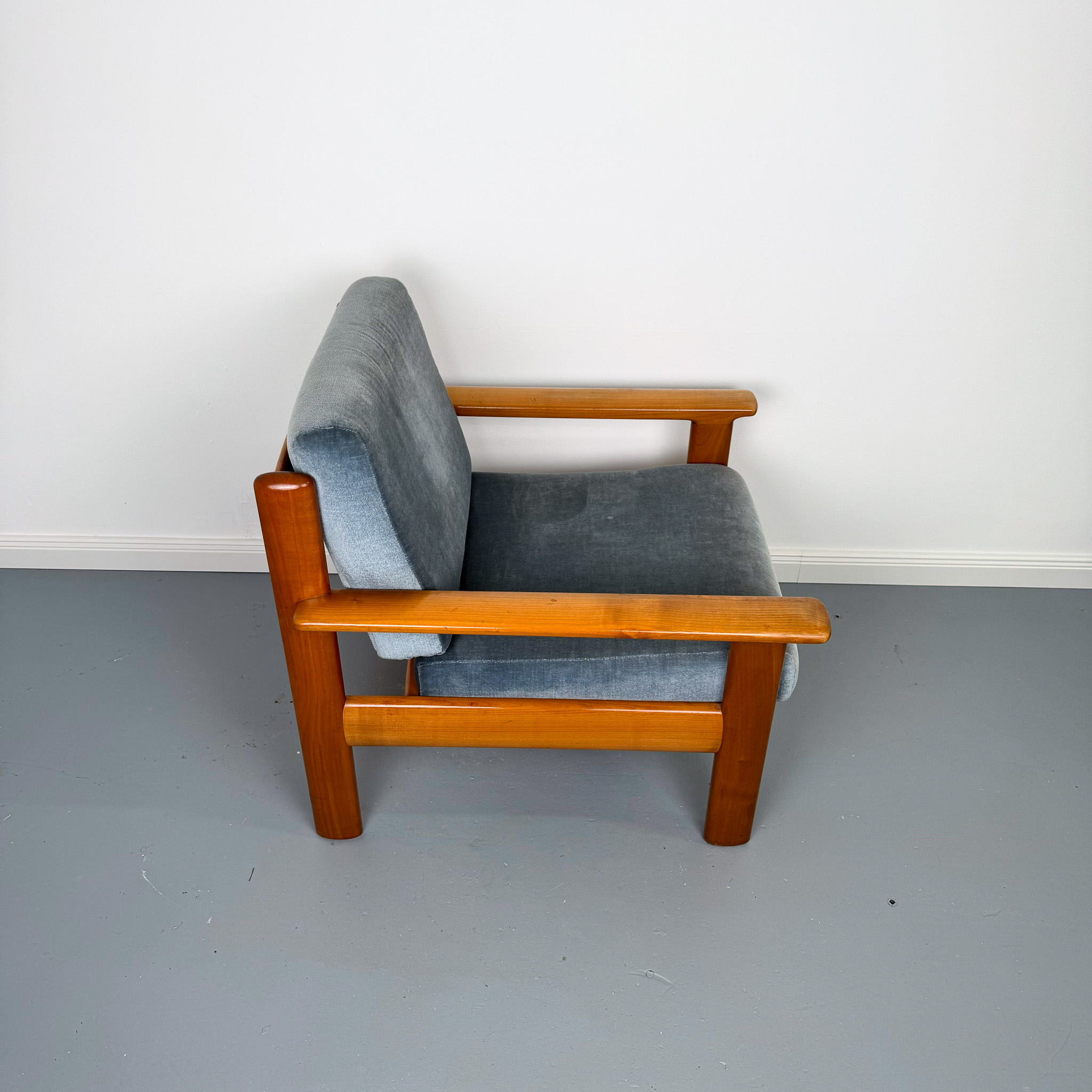 Schöne Mid Century Easy Chairs mit blauem Samtbezug