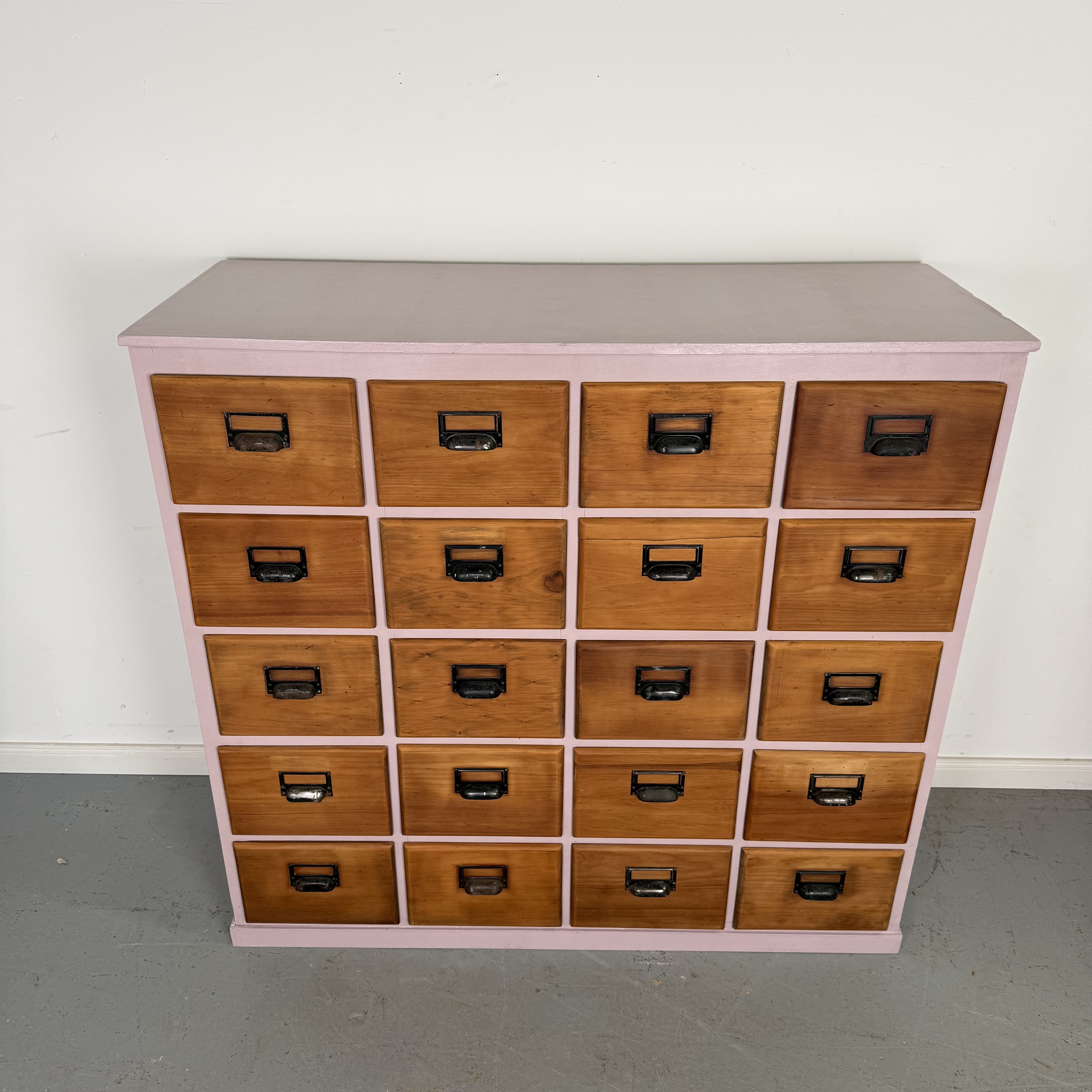 Schicke Apothekerkommode in zartem rosa