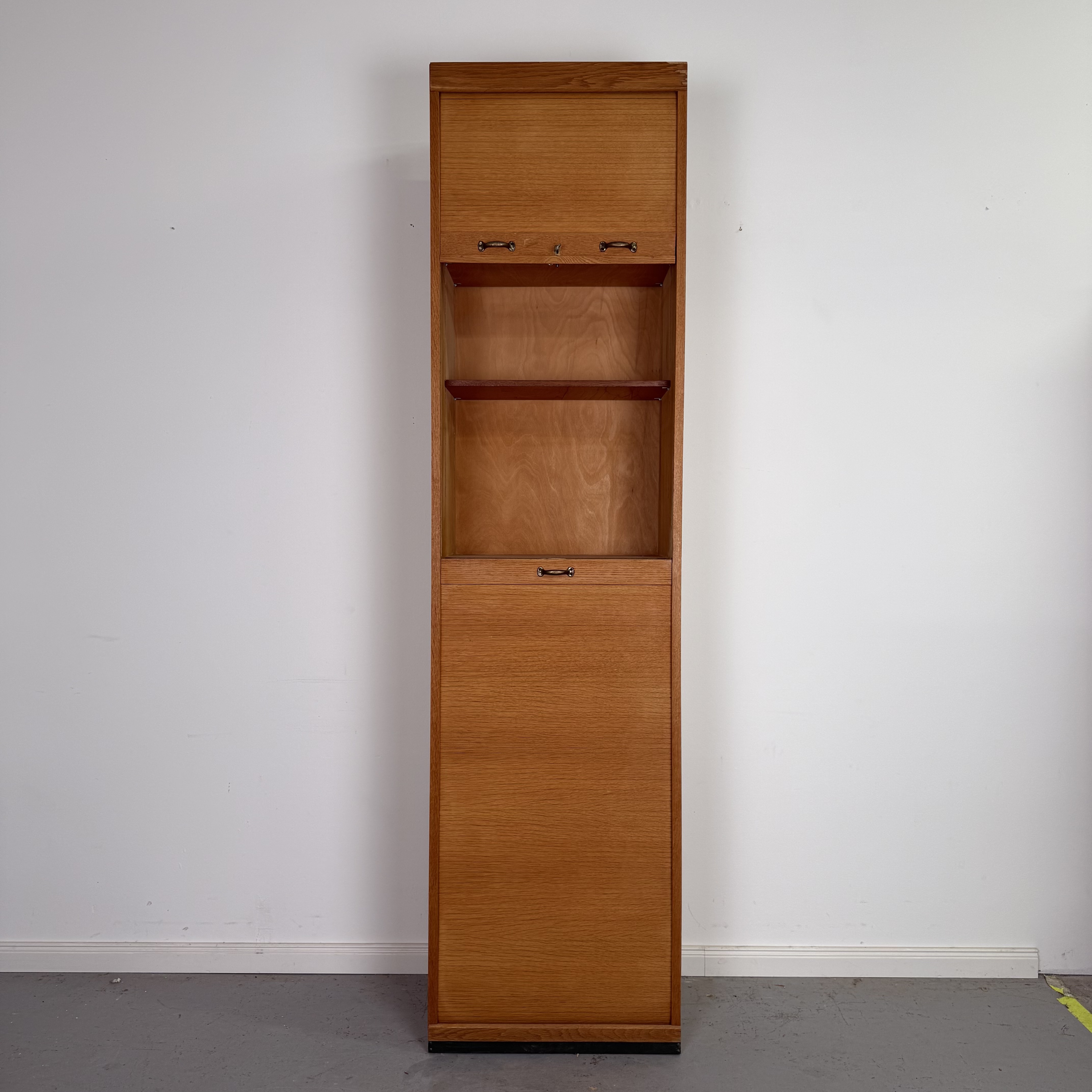 schicker schmaler Rolladenschrank