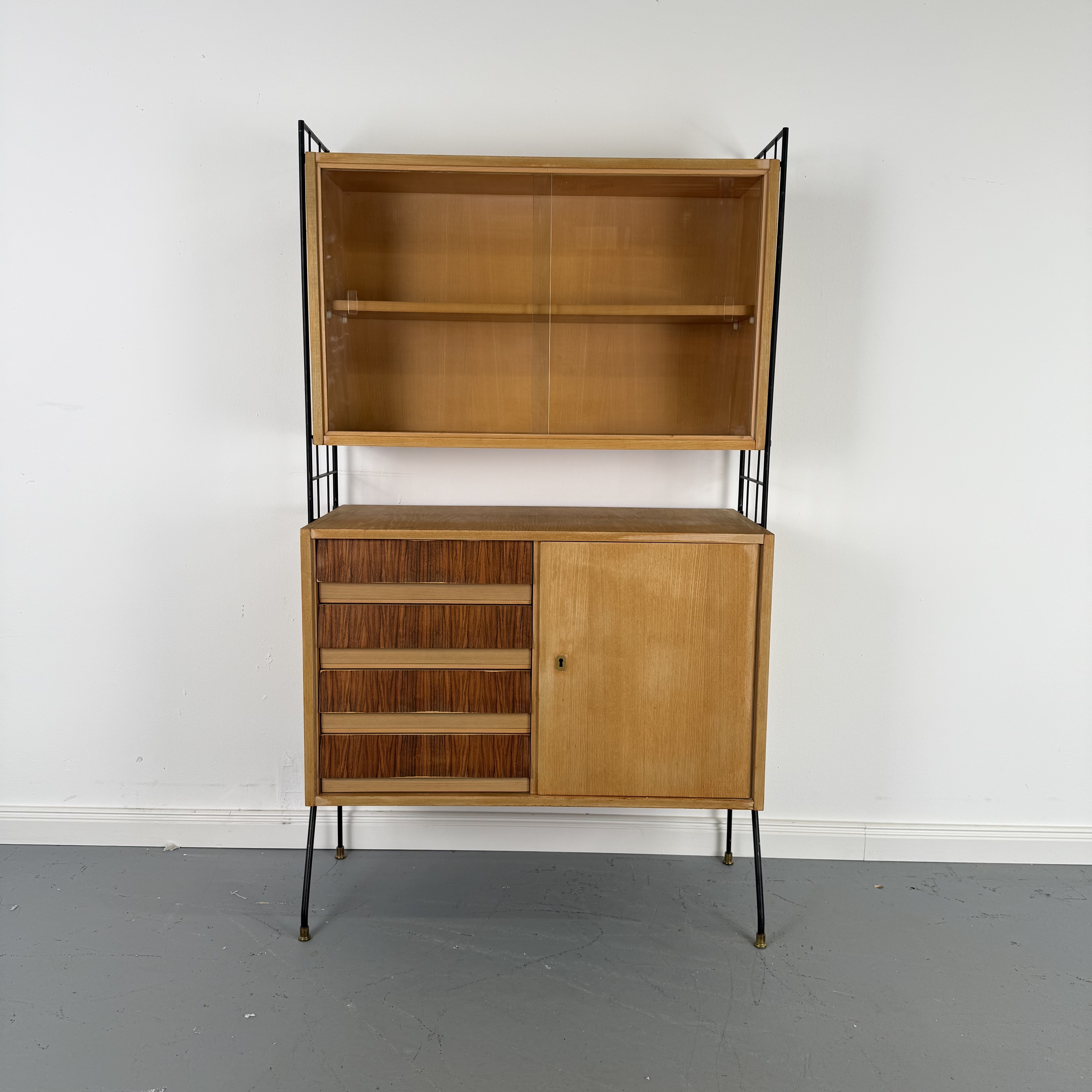 Elegantes Mid-Century Regal mit Vitrine und Kommode in String Optik