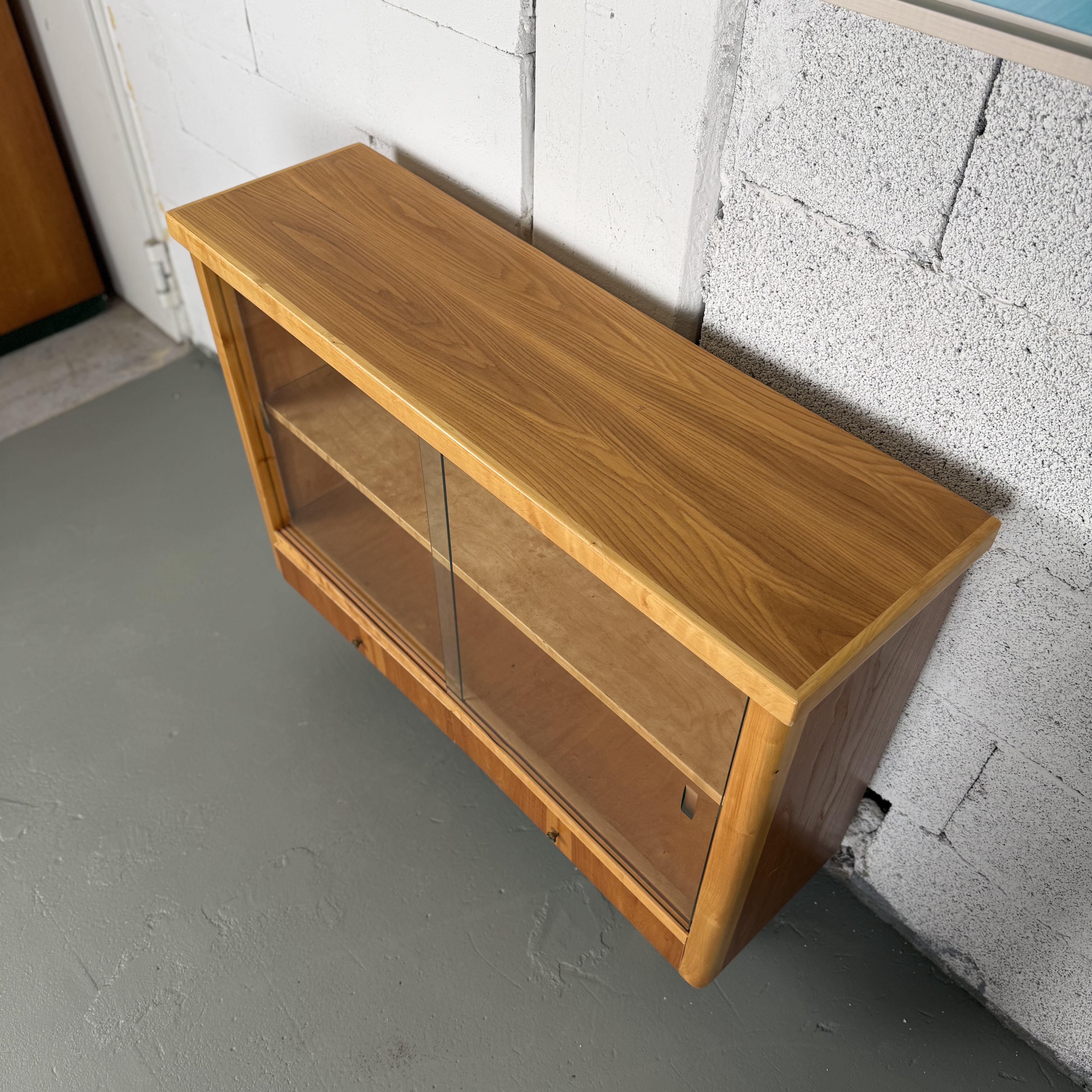 Kleine Kommode mit Glasschiebetür