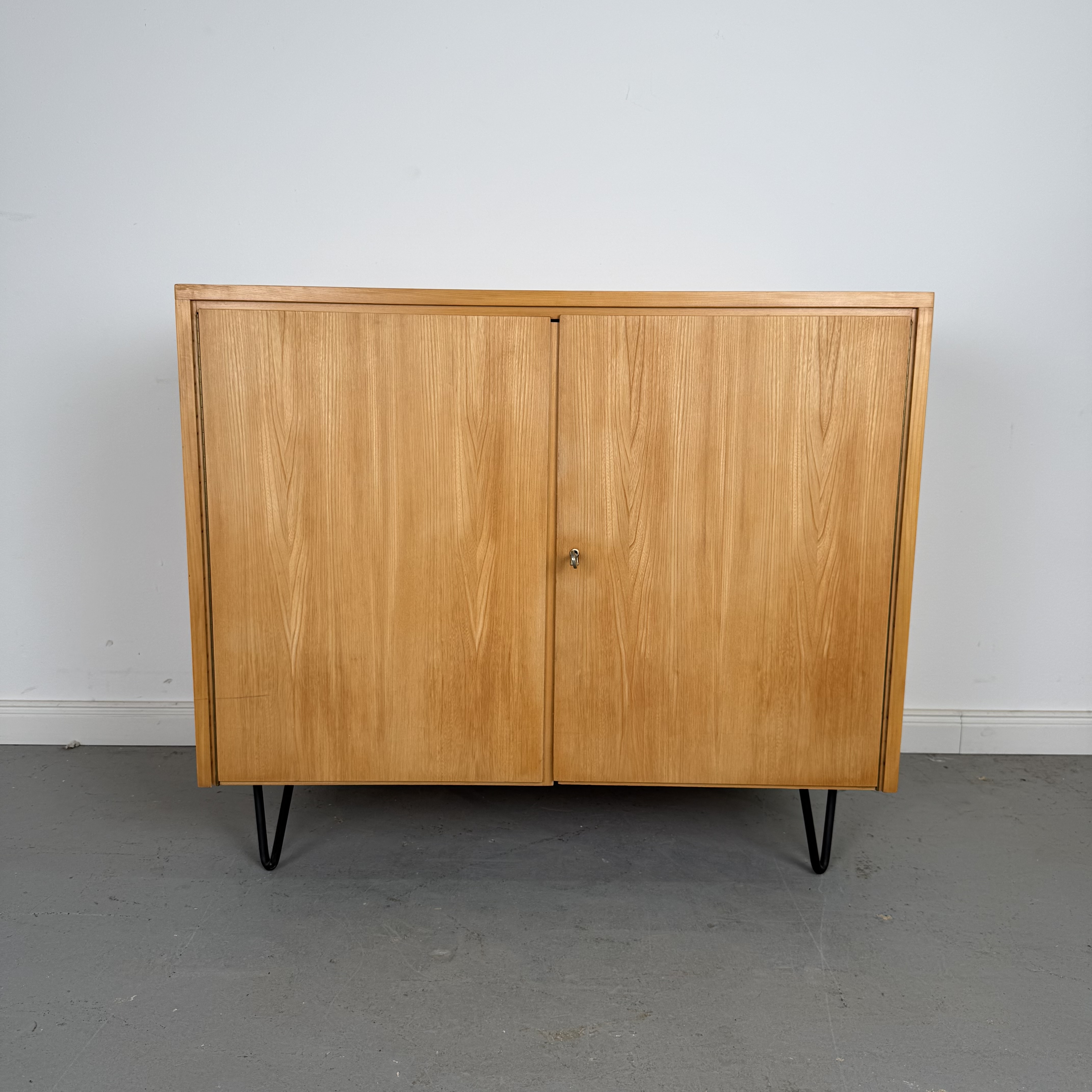 Süße 60er Jahre Kommode auf Hairpin Legs