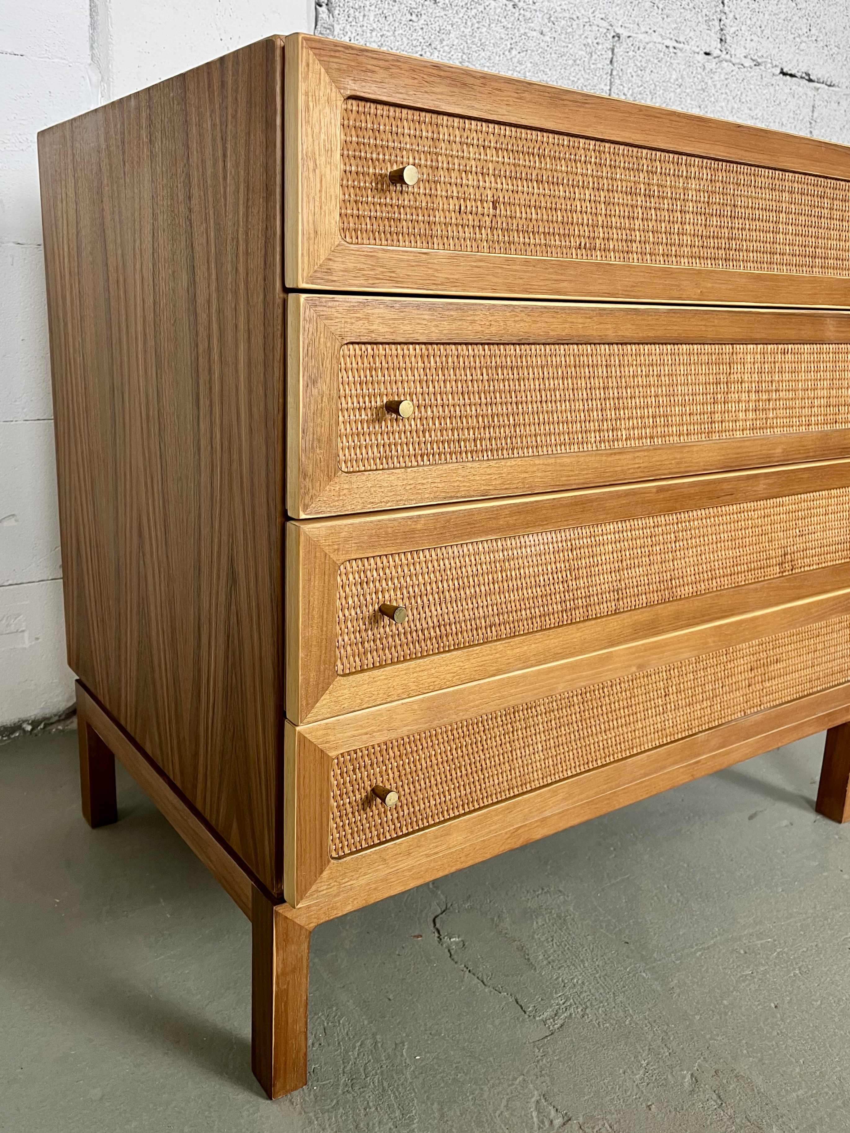 60er Jahre Kommode mit Rattanfronten